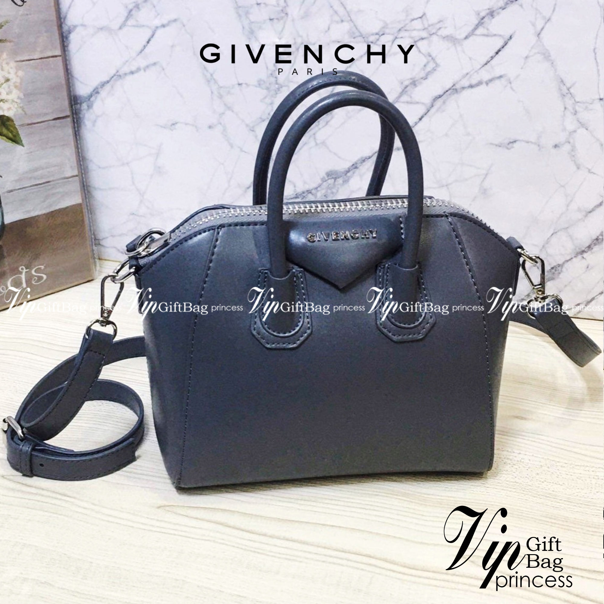 Givenchy Antigona Mini leather shoulder bag กระเป๋าสุดคลาสสิก ใบเดียวก็เอาอยู่ Day to Night Bag เข้าได้กับลุค Smart Casual ด้วยทรงกระเป๋าที่ฐานกว้างใส่ของใช้ที่จำเป็นได้ทุกอย่าง ตั้งอยู่ทรง มาพร้อมสายสะพายตกแต่สายแบบหมุดแหลม สามารถปรับระดับได้ จะถือหรือคล
