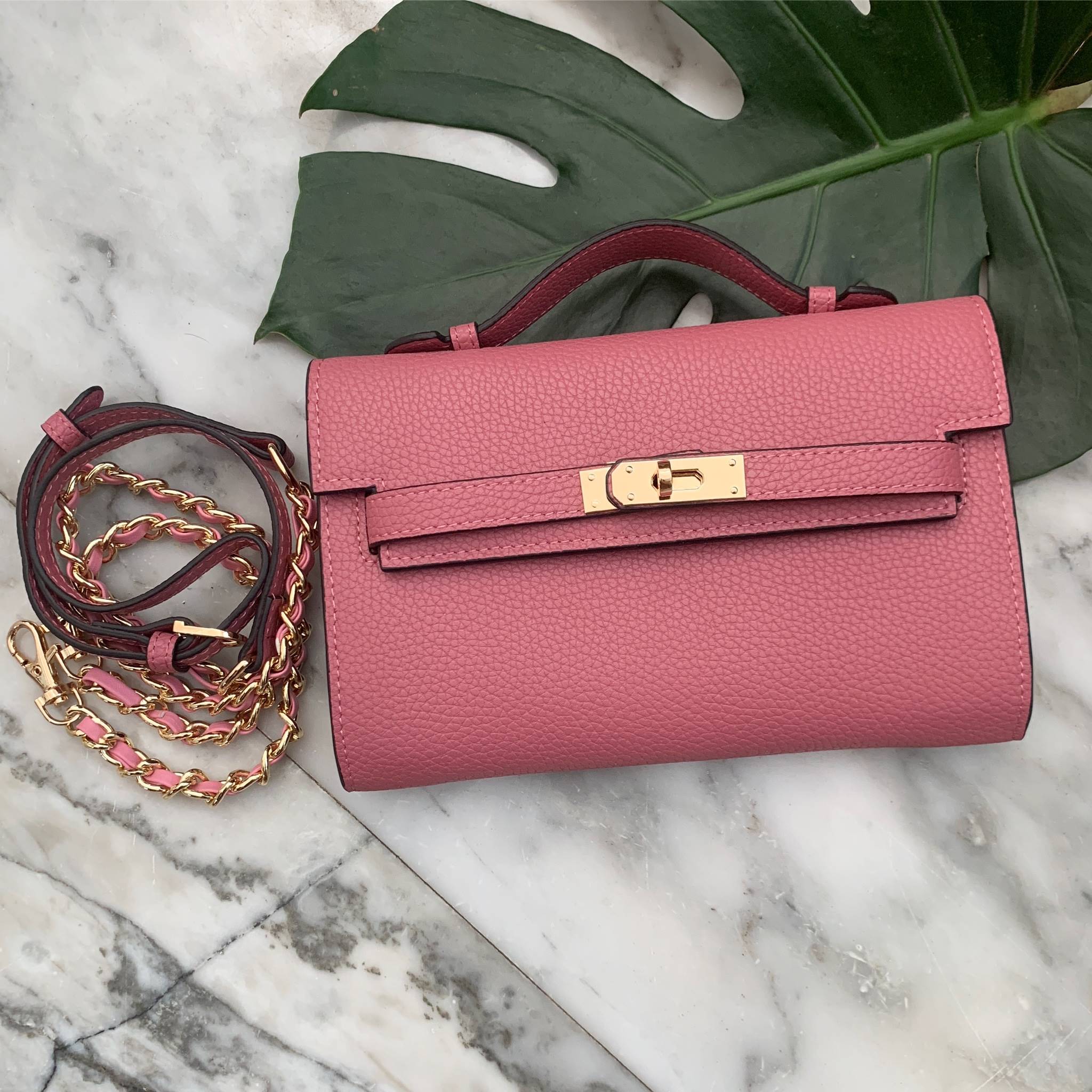 KEEP • Ellis • กระเป๋า คลัช ถือ //สะพาย ขนาด กะลังดี ทรงสวย แค่ใบเดียวจบ! หนังคุณภาพเยี่ยม ภายใน จุของคุ้ม ใส่บัตร ใส่มือถือได้ทุกรุ่น ใบนี้ จะแต่งกับ Look ไหนก้อเข้ากันได้ดีแน่นอนค๊า Don't miss!! หนังลายสวยมาก นิ่มมือ ภายในใส่ของจุกจิก 2 ด้านเลย สาม