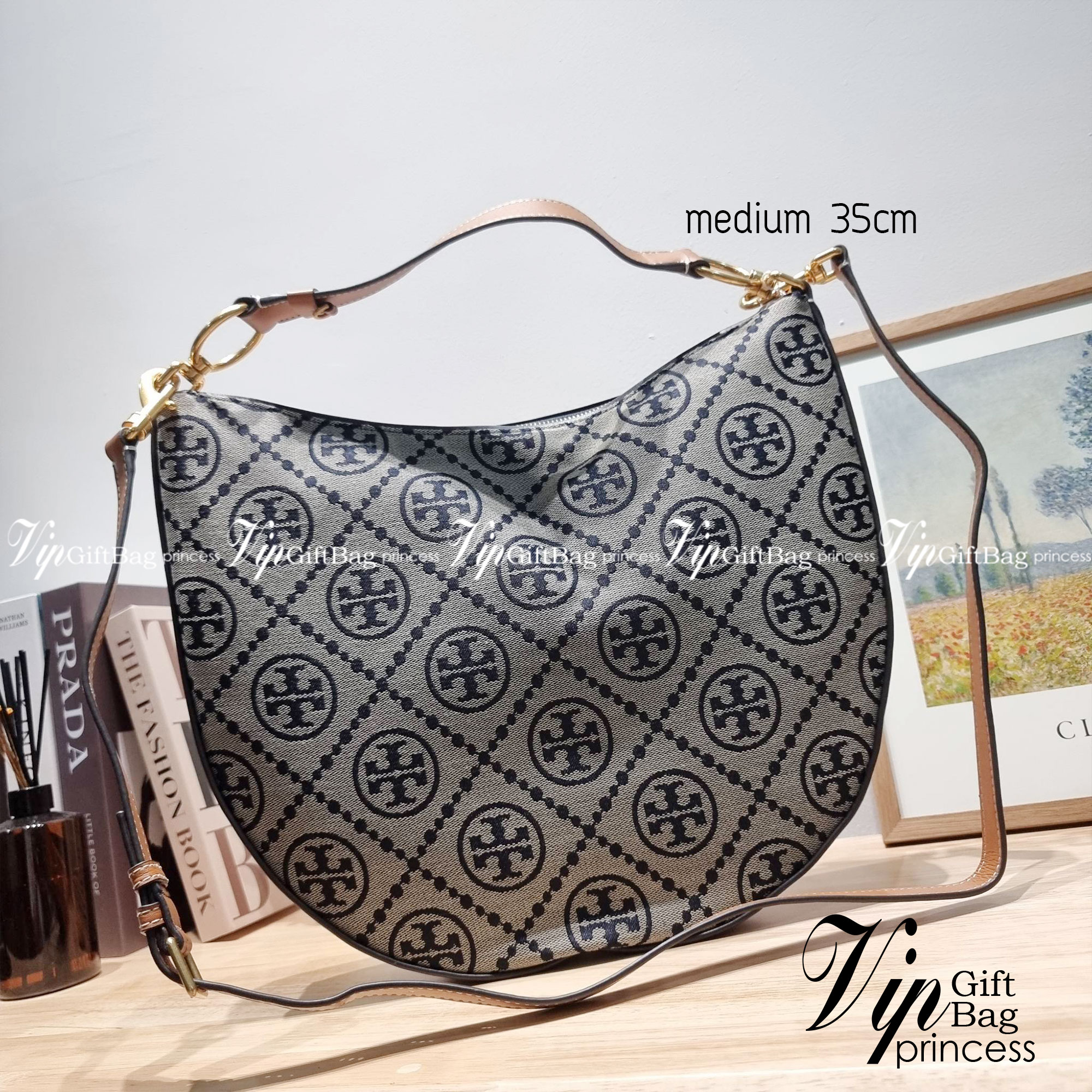 ใบใหญ่ 35cm Tory Burch T Monogram Medium Crescent Bag / TORY BURCH T MONOGRAM JACQUARD CRESCENT BAG ไซส์ใหญ่กับไอเท็มสุดร้อนแรง เซเลปรีวิวเยอะมาก!! สาวๆตามหากันไปอีก กระเป๋าทรง half moon ที่ดีไซน์บนผ้า jacquard ลวดลายซิกเนเจอร์ เรียบหรู ผู้ดีมากแม่!