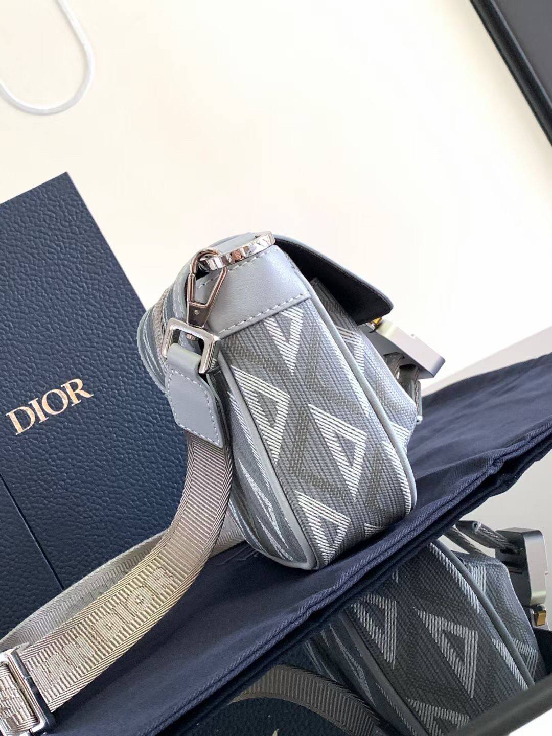 MINI DIOR HIT THE ROAD BAG / Dior Mini Messenger Bag / CD Diamond Messenger Bag ท็อปออริสลับแท้ เกรดดีสุด พร้อมส่ง กระเป๋าสะพาย รุ่นใหม่ล่าสุดคอล Summer 2023 ที่หนุ่มๆไม่ควรพลาด สวยหรูหราเป็นเอกลักษณ์แบรนด์