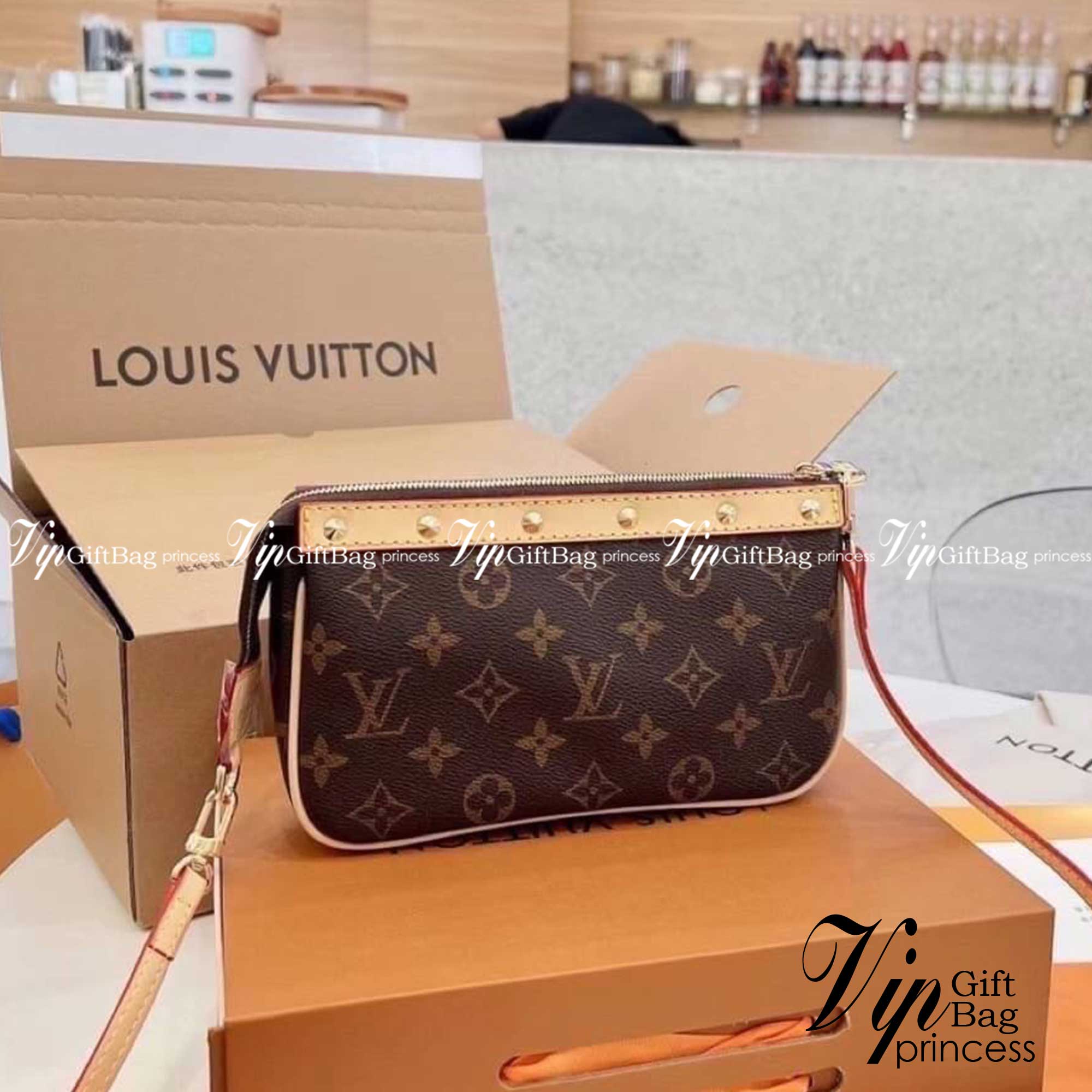 LV Pochette Accessoires Brown / LV MONOGRAM POCHETTE กระเป๋าสะพายทรงพอช สุดฮอต ดีงาม ดีไซน์คลาสสิควินเทจ ขนาดกำลังสวย ประหยัดพื้นที่ สายยาวถอดได้ เป็นไอเท็มที่เหมาะในทุกโอกาส สะพายปรับลุคได้หลายสไตล์ รับรองคุ้มค่าจริงๆจ้า ภาพถ่ายจากงานขายจริง ใช้งานต่างปร
