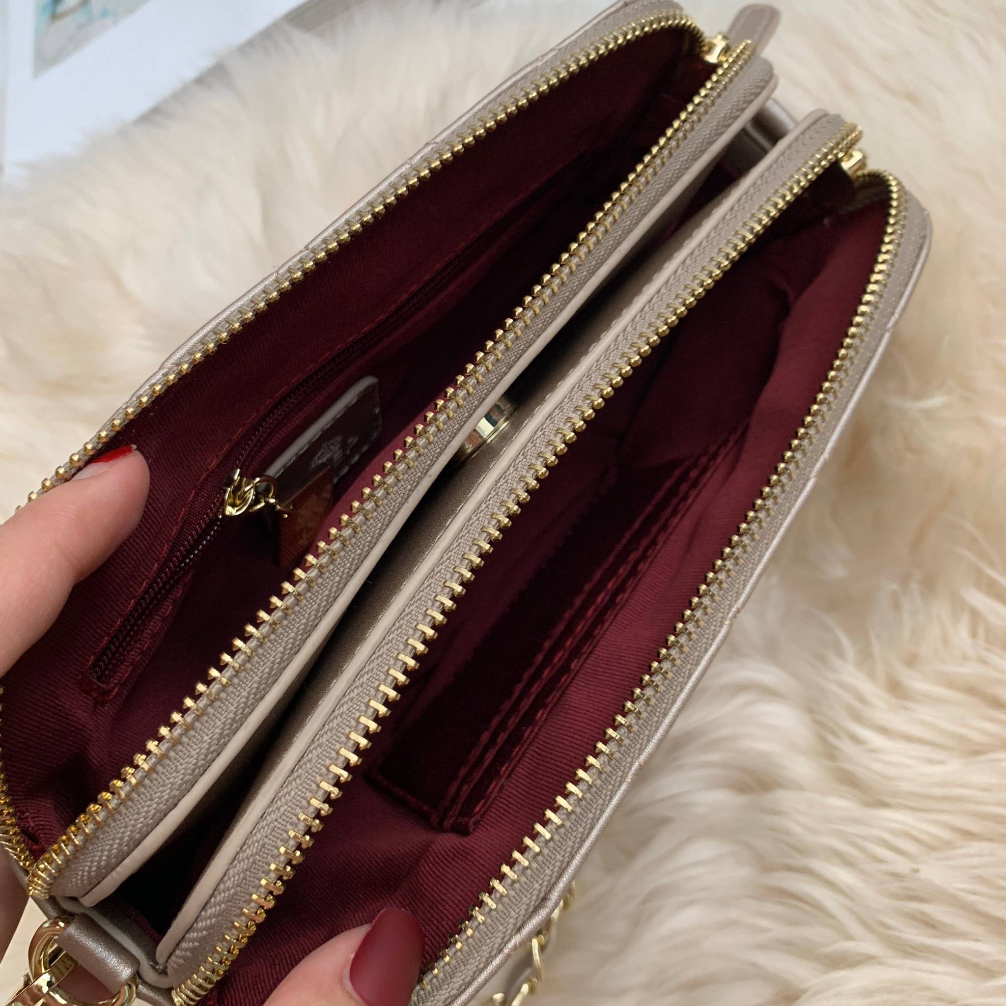 💥รุ่นขายดี มาเพิ่มแล้วค่า KEEP Carla รุ่นขายดีที่สุด ทรง น่ารักสุดๆ 💙 พร้อมสีCollection ใหม่ ‘’Blink Blink glitter ‘’ มีให้เลือกถึง 3 สี : Blink Blink glitter in Pink // Blink Blink glitter in Grey // Blink Blink glitter in Brown 👍