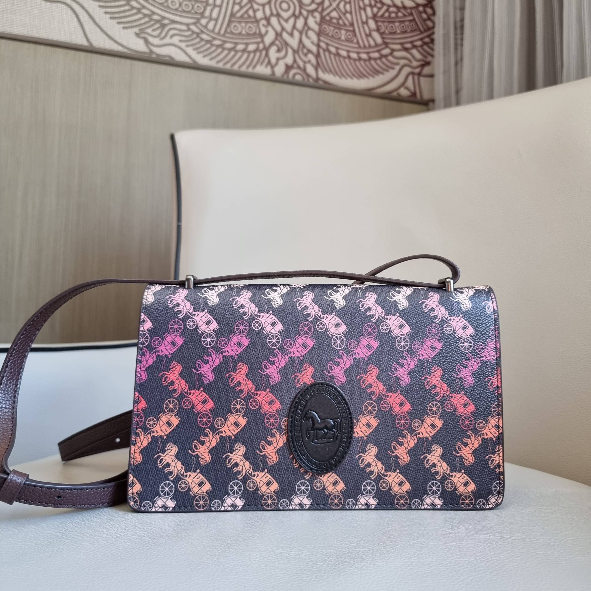 OUTLET 】COACH 88343 CAMILLE CROSSBODY WITH HORSE AND CARRIAGE PRINT AND ARCHIVE PATCH คอลเลคชั่นหายาก ที่สาวๆตั้งตารอ!! ด้วยดีไซน์ลุคผู้ดี ตกแต่งลวดลายออกมาดูโดดเด่น กับกระเป๋าสะพายที่ปรับใช้ได้หลายหลายสไตล์ สะพายไหล่สายคู่ สะพายข้างสายเดี่ยว หรือจะเอาสาย