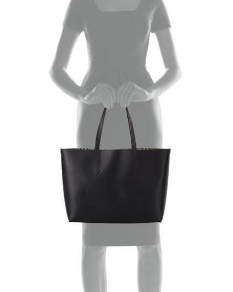 BURBERRY Leather Haymarket Check Medium Reversible Tote Bag กระเป๋าสะพายไหล่ทรงช้อปปิ้ง ทรงคลาสสิค ฮิตตลอดกาล ทรงสวยขนาดกำลังดี ตัวกระเป๋า วัสดุหนัง Pu ด้านหน้าติดโลโก้แบรนด์ ด้านในเป็นลายแรนด์ **สามารถใช้ได้ทั้ง2ฝั่ง ประดับด้วยป้ายแท็คหนัง ภายในช่องหลัก 