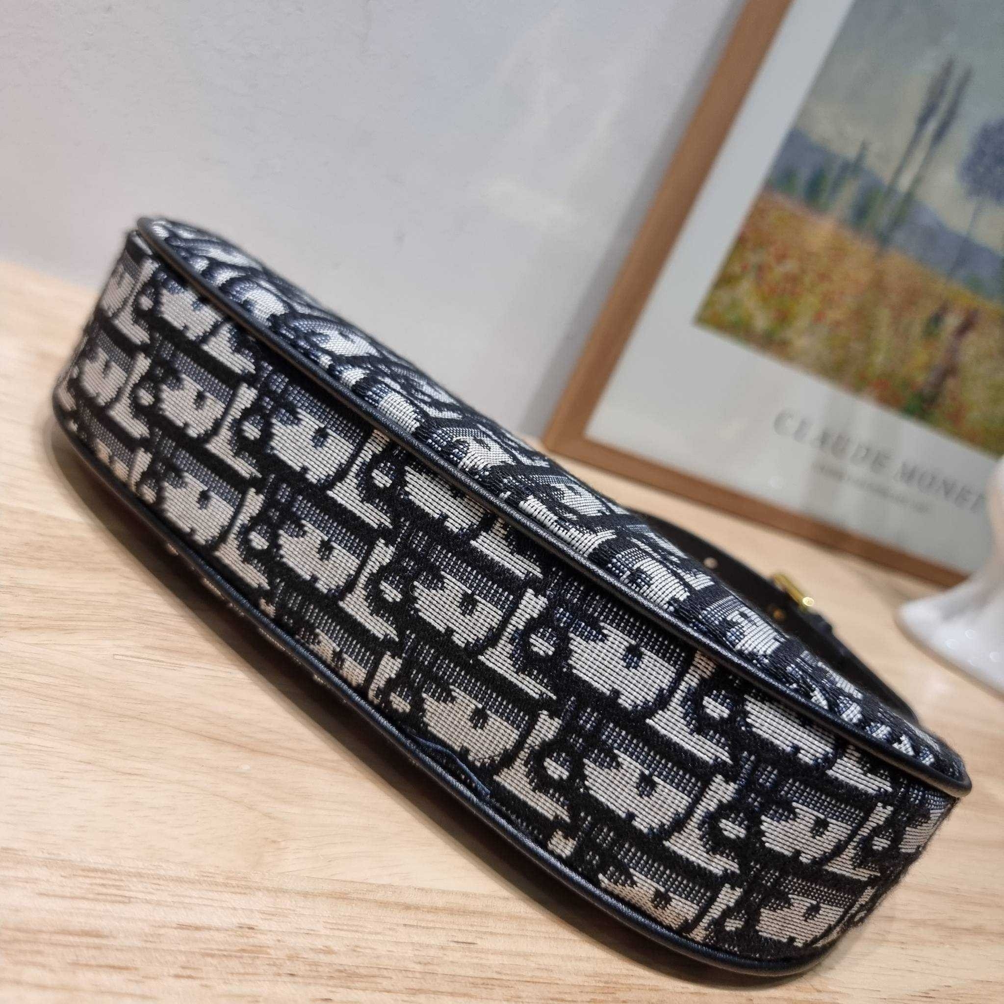 CD Lounge Bag Blue Oblique Jacquard / Dior pochette กระเป๋าสะพายทรงพอช สวยหรู ดีไซน์เรียบ แต่ดูแพง