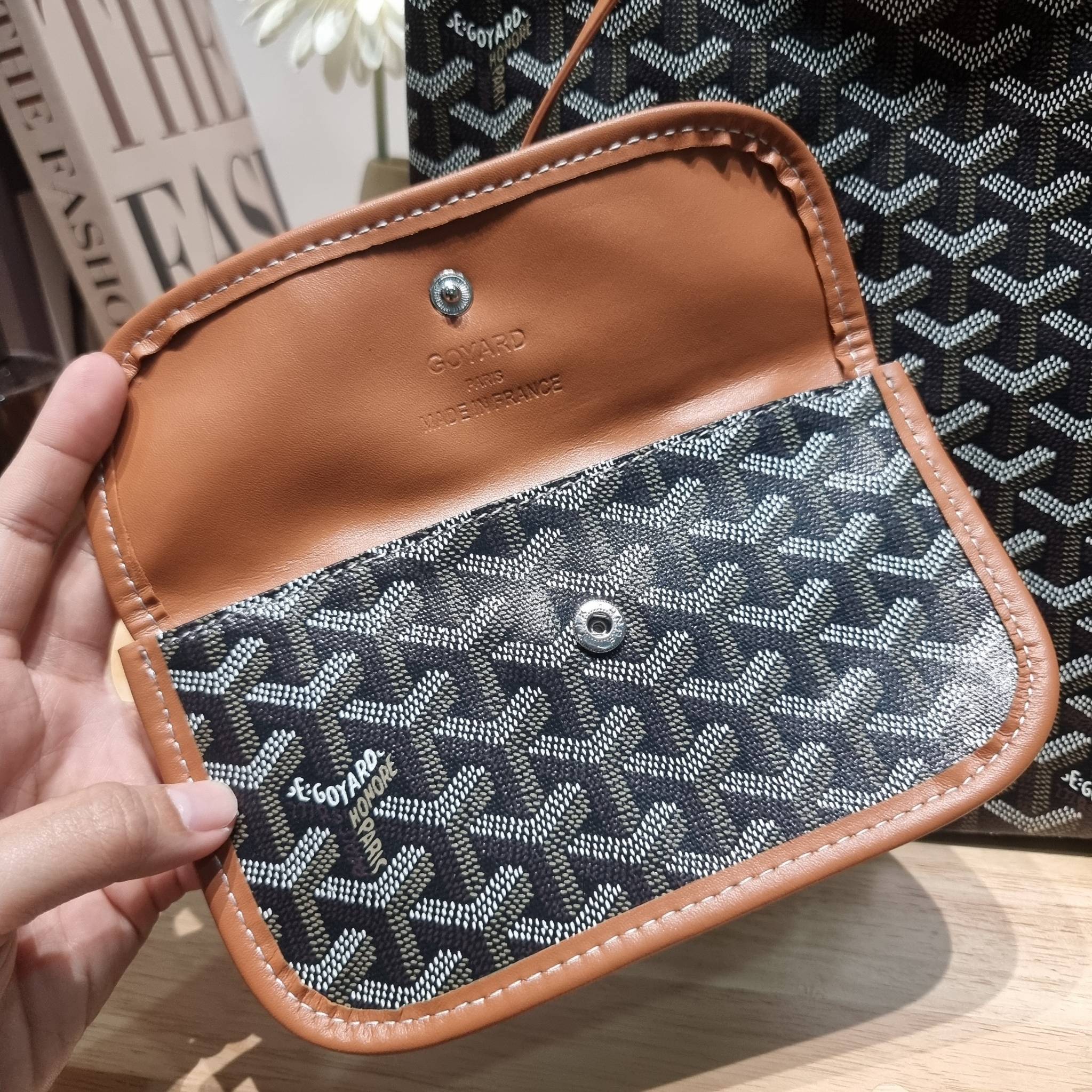 GOYARD BOHEME HOBO BAG / GOYARD HOBO กระเป๋าสะพายทรงโฮโบ ใบใหญ่จุใจ!! มาครบสีขายดี เลิศทุกสี รูปทรงคลาสสิค ดีไซน์เป็นเอกลักษณ์ วัสดุหนังแคนวาสพิมพ์ลายสวยคม ปากกระเป๋ามีซิปเปิด-ปิดกันของหล่นได้ ภายในโล่งกว้างมาก มาพร้อมสายคล้องในตัว ทนทาน สะพายสวยๆได้ทุกวั