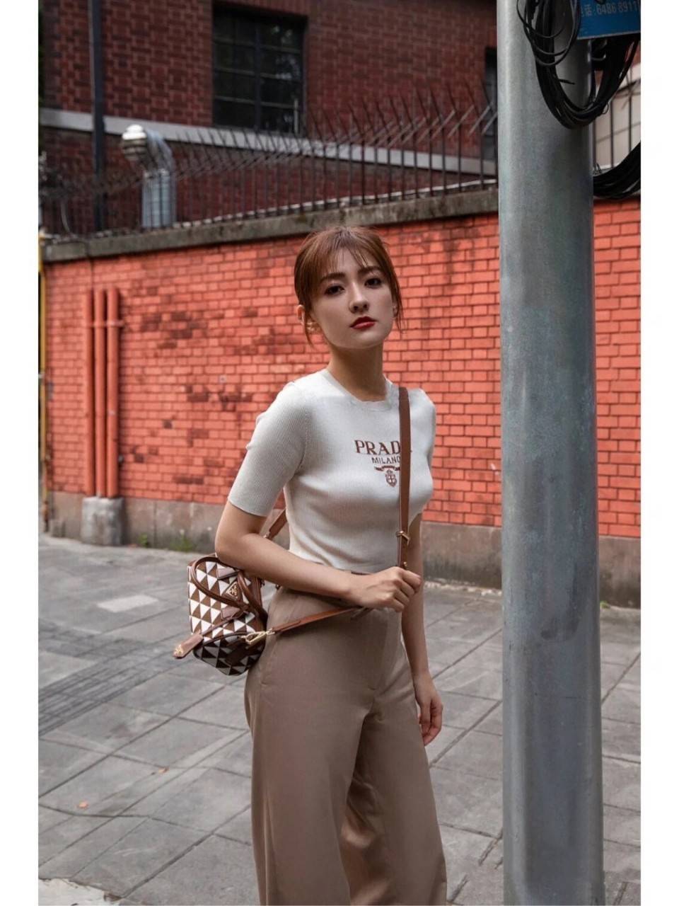 PRADA Symbole embroidered fabric top-handle bag พร้อมส่งรุ่นใหม่ มาแรง กับทรงหมอนอยู่ทรงสวย สาวๆห้ามพลาดเลยค่ะใบนี้ วัสดุทำจากผ้าแคนวาส