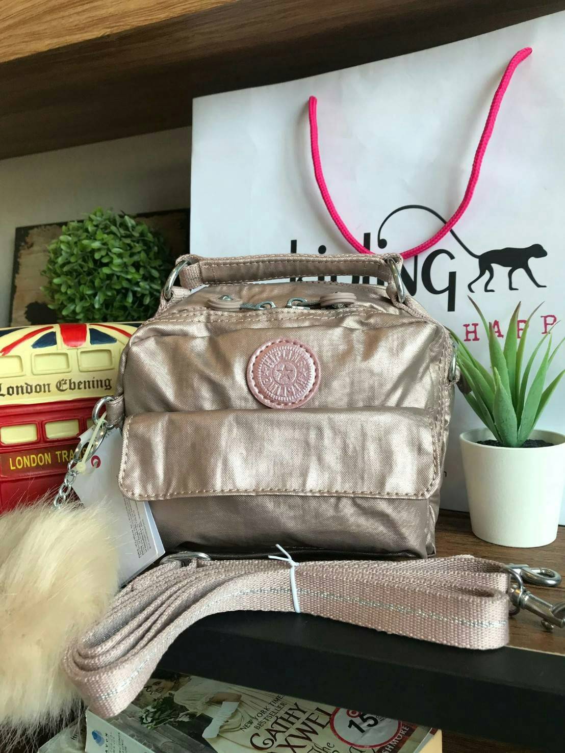 💕 Kipling Messenger Bag กระเป๋าสะพายทรงเหลี่ยมรุ่นใหม่!!ขนาดมินิ สามารถสะพายสายคู่ สายเดี่ยวและเป้ มีหลายช่องใช้งาน ด้านหน้าเป็นช่องเล็กใส่ของจุกจิก ซิปคู่ด้านหน้าภายในมีช่องเล็กแยกเป็นสัดส่วน ซิปเดี่ยวด้านหลังกว้างเพิ่มช่องใส่ของได้อีก1ช่อง ขนาดก