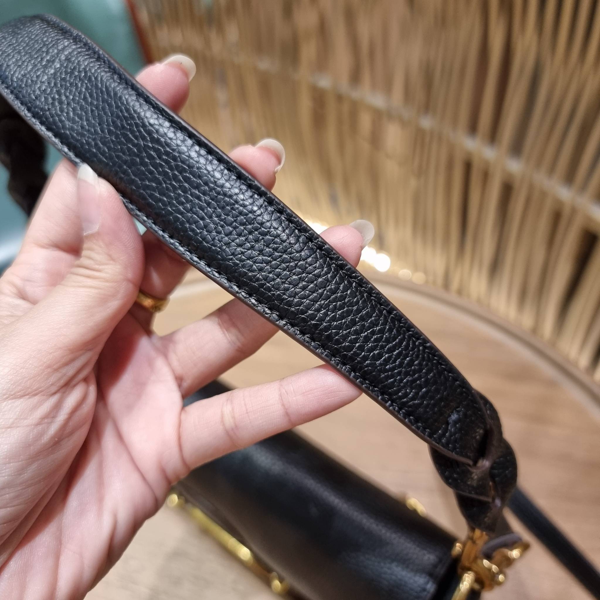 COACH SMALL JADE SHOULDER BAG [F91105,90782] กระเป๋าสะพายไหล่ ดีไซน์วินเทจย้อนยุค สวยคมชัด คลาสสิคใช้ได้ทุกลุค วัสดุหนัง pepble ทนทาน เปิด-ปิดด้วยฝาคาดโลโก้ พร้อมแถบแม่เหล็กในตัว รับรองแน่นหนา ด้านหลังมีช่องซิปให้ ภายในเป็นช่องโล่ง ขนาดกำลังดี ใช้งานง่าย 