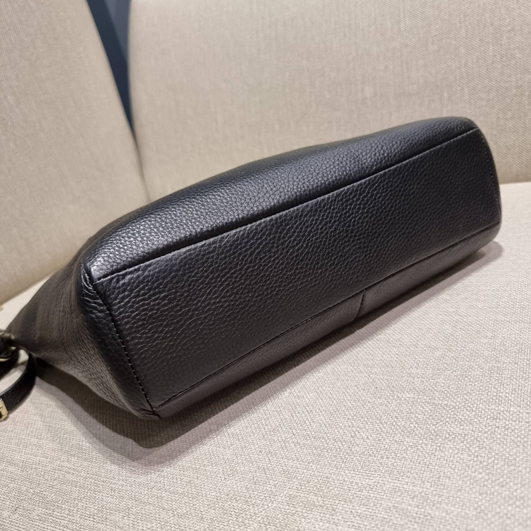 COACH F36675 SMALL KELSEY SATCHEL กระเป๋าถือ/สะพายข้าง ทรงพัดรุ่นคลาสสิค ขายดีทุกรอบ ด้วยรูปทรงที่สวย ใช้งานง่าน มีหูจับในตัว และสายครอสมาให้ วัสดุหนัง pepble สัมผัสดี (หนังจะมีรอยกดทับบ้าง ใช้งานเรื่อยๆหนังจะฟูขึ้นปกติ) เปิด-ปิดด้วยซิป รูดใช้งานง่าย ภายใ