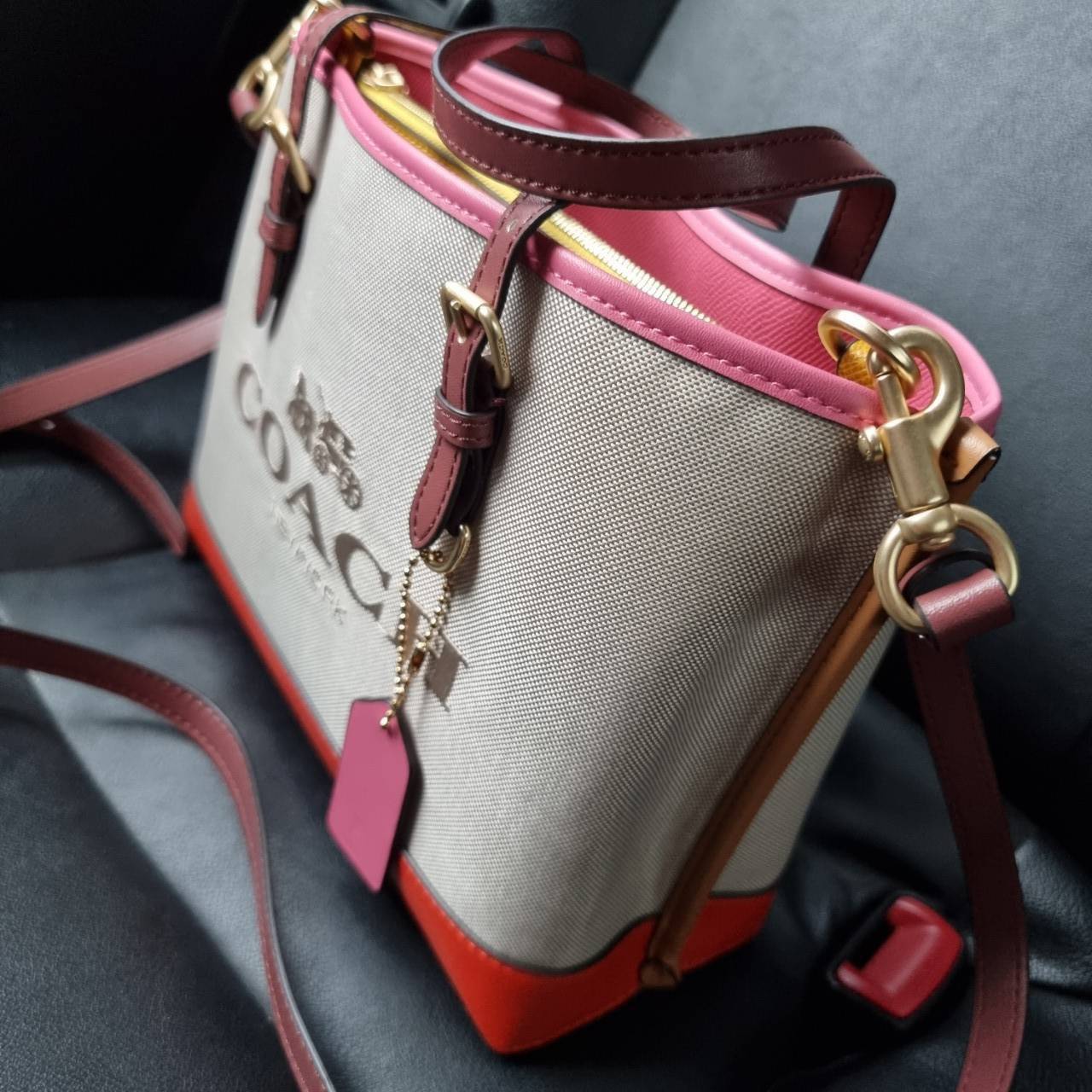 COACH C4085 MOLLIE TOTE 25 IN COLORBLOCK กระเป๋าทรงโท้ทยอดฮิต ขนาดมินิไซส์ ดีไซน์สวยคมทุกรุ่น!! ตกแต่งซิกเนเจอร์ถักทออยู่บนผ้าแคนวาส ดูโดดเด่น ภายในเป็นช่องโล่ง มีช่องซิปกลางใส่ของได้ ขนาดกำลังดีแบบใส่ของได้ครบครัน มาพร้อมสายสะพายข้าง หรือจะถือคล้องแขนเก๋