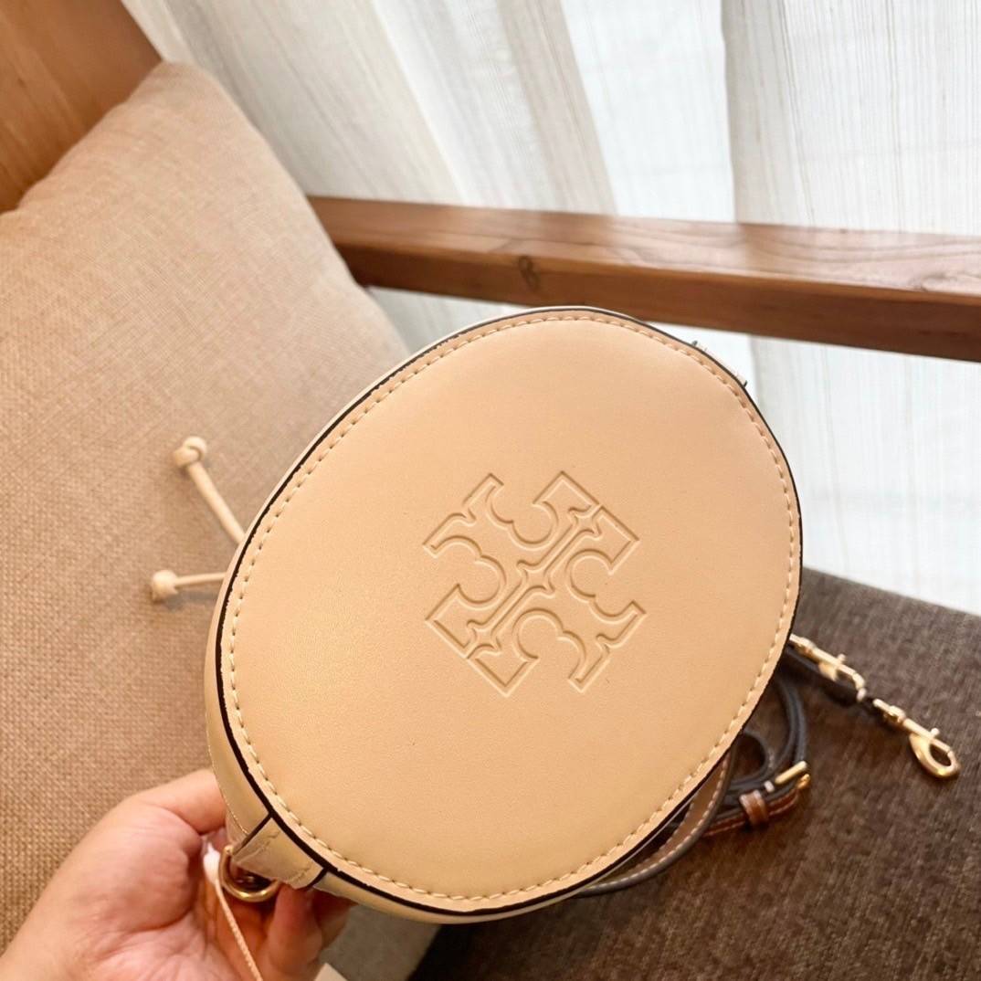 Tory Burch T Monogram Embossed Mini Bucket Bag กระเป๋าทรงถังขนาดเล็ก ประดับด้วยลวดลายอันเป็นสัญลักษณ์ของแบรนด์ ถูกประดิษขึ้นด้วยความพิถีพิถันวัสดุหนังอย่างดี ด้านในบุด้วยหนังไมโครซูแอคเนื้อนุ่มทำความสะอาดง่าย อะไหล่ทองหรูหรา มาพร้อมสายยาว ปรับสายได้ ถอดสา