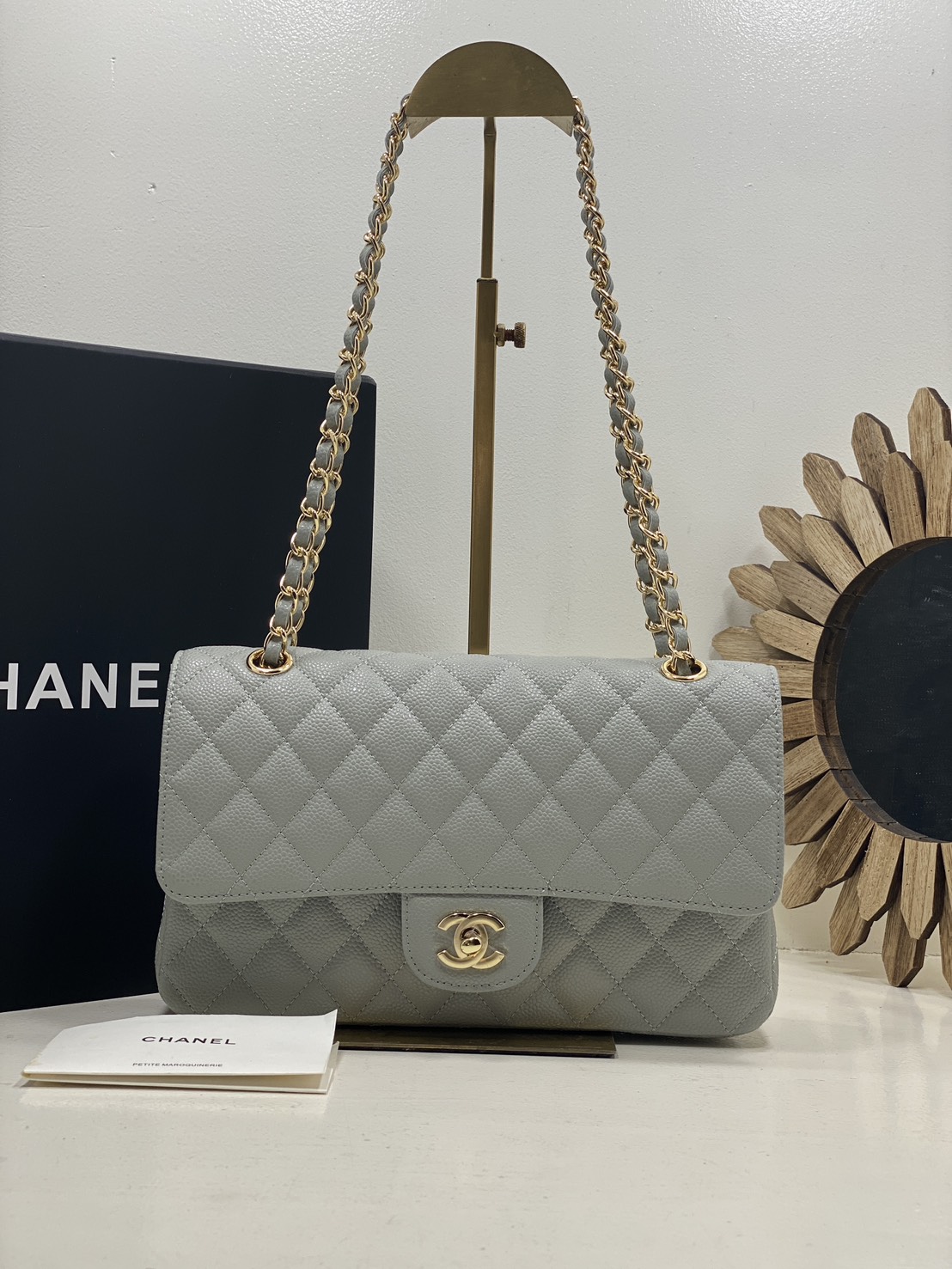 ORI หนังแท้ | CHANEL Classic Medium Flap Bag 25cm กระเป๋าสะพายคลาสสิกรุ่นยอดนิยมตลอดกาล ดีไซน์เรียบหรูหราขับผิว งานหนังแท้ อะไหล่ทองหรูหรา สุดยอดเดอะเบสท์ไอเท็ม
