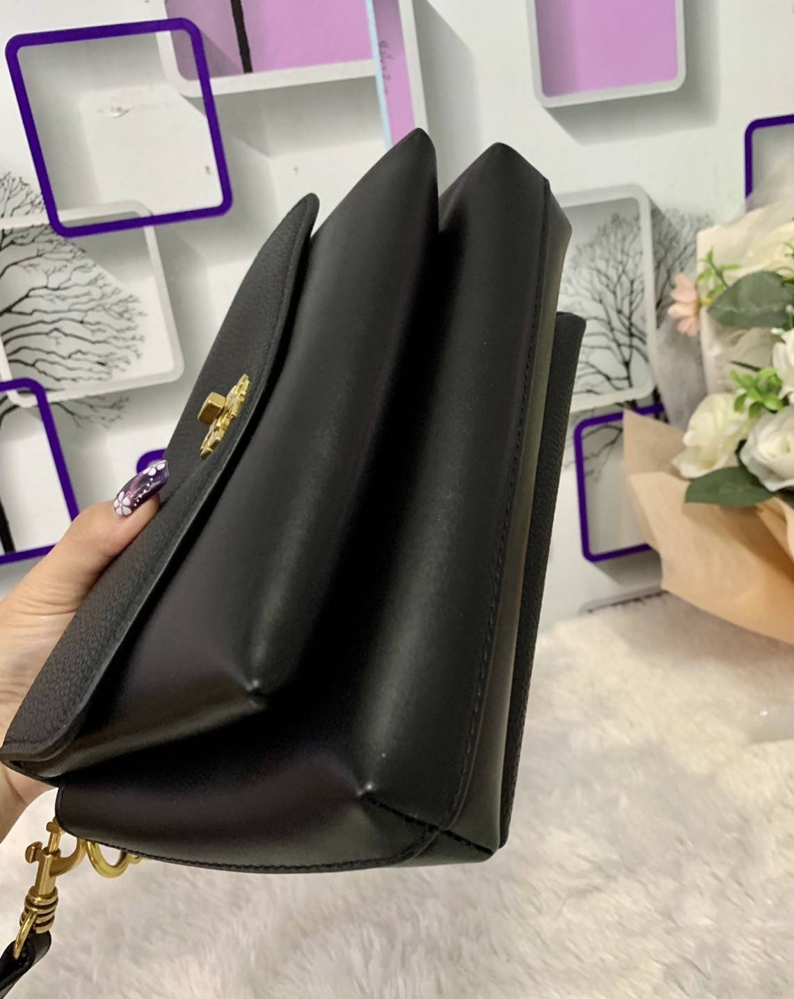 TORY BURCH KIRA MIXED-MATERIALS TOP-HANDLE SATCHEL กระเป๋าสะพายข้าง วัสดุหนังแกะสังเคราะห์ อะไหล่ทอง ด้านหน้าประดับโลโก้แบรนด์ ตกแต่งสายโซ่ห้อยสีทอง (สามารถถอดออกได้) เปิด-ปิดด้วยตัวล็อคหมุน ภายในโล่งกว้าง ซับในบุผ้าลายแบรนด์ แบ่งออกเป็น 3 ช่องใหญ่ พร้อมช