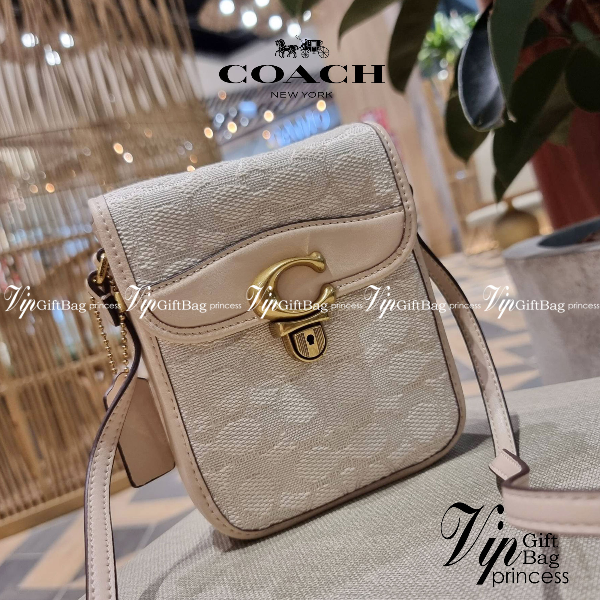 COACH CA191 TALL STUDIO CROSSBODY IN SIGNATURE JACQUARD กระเป๋าสะพายข้างไซส์มินิ ดีไซน์ลูกคุณหนู น่ารักที่สุด!! น่าใช้ไม่อยากวาง!! ดีไซน์รูปทรงกำลังสวย ใช้งานสะดวกด้วยตัวกดเลื่อนล็อค วัสดุผ้า jacquard สลับหนังแท้ มาพร้อมสายสะพายข้างในตัว ใส่ของสำคัญแบบพกพ