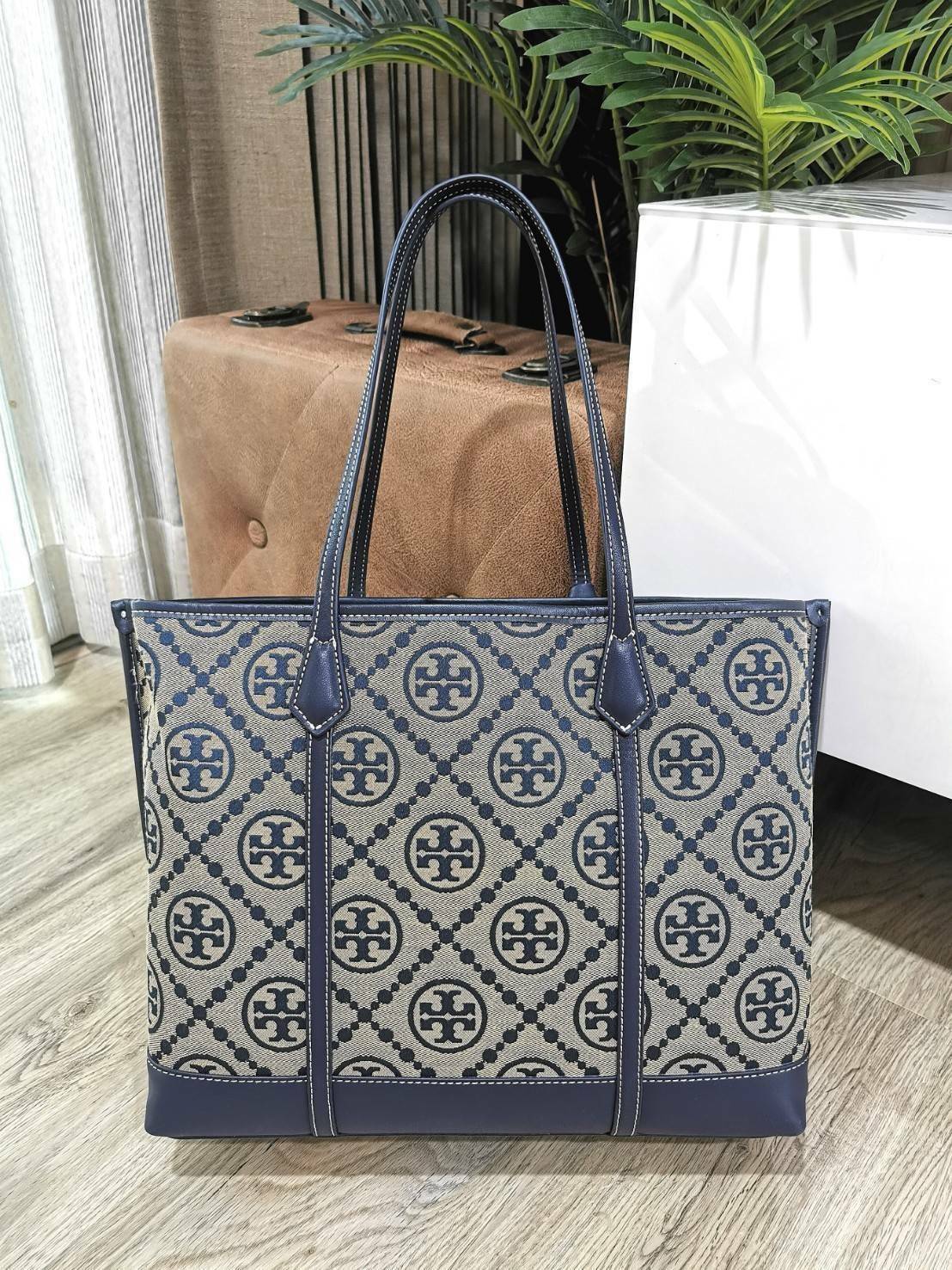 OUTLET 】TORY BURCH FACTORY MONOGRAM JACQUARD LARGE TOTE BAG (L) กระเป๋าถือหรือสะพายดีไซน์ยอดนิยมจาก TORY BURCH FACTORY OUTLET วัสดุ Woven Jacquard & Leather ทอลาย Jacquard Singnature แบรนด์รอบใบปราณีตสวยอยู่ทรงเป็นเอกลักษณ์ ใบใหญ่กำลังดี กว้างและจุได้เยอะ