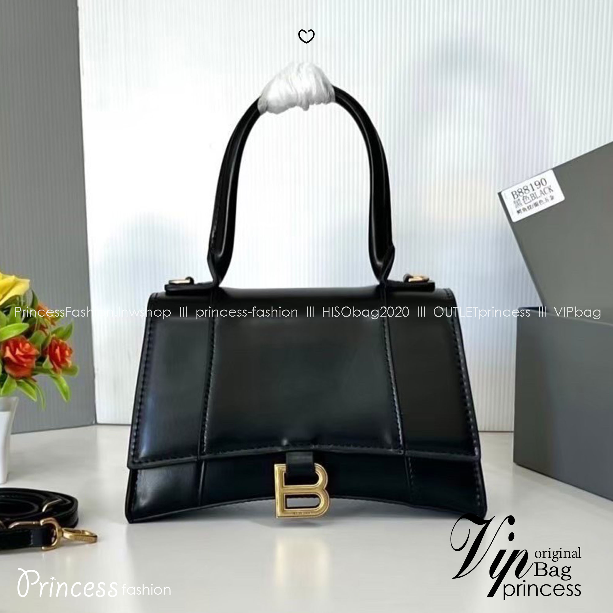 BALENCIAGA Hourglass top-handle tote bag กระเป๋าสะพายแบรนด์หรูซิกเนเจอร์ ที่มาพร้อมดีไซน์โดดเด่น มีความโฉบเฉี่ยว โค้งมนเหมือนพระจันทร์เสี้ยว เพิ่มความสวยสะดุดตาด้วยการตกแต่งอักษร B เมทัลลิก