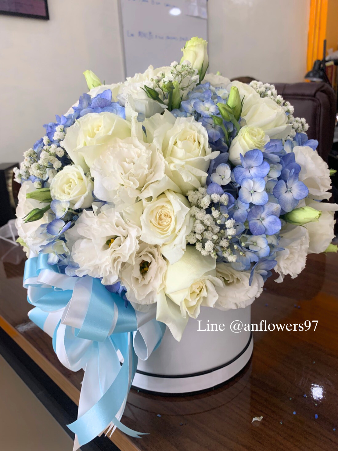 Flowers box ดอกไม้โทนสีฟ้าขาว