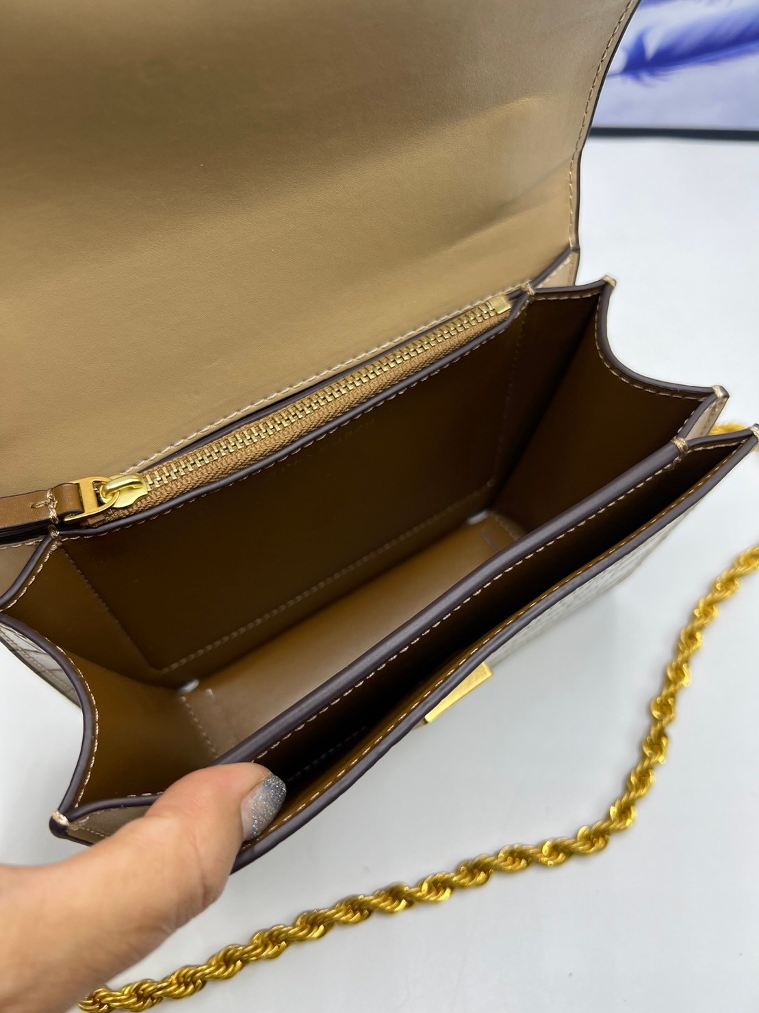 6 สี Tory Burch Croc Eleanor Small Bag / TORY BURCH ELEANOR CROC EMBOSSED LEATHER กระเป๋าสะพายหนังพิมพ์ลายจระเข้ ดีไซน์หรูหรา โด่นเด่นด้วยโลโก้แบรนด์อะไหล่ด้านหน้า และสายสะพายโลหะสีทอง