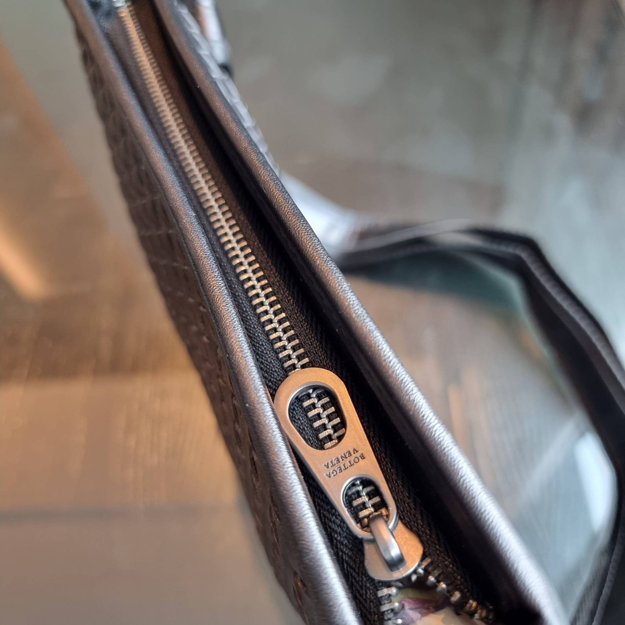 VIP 】อีกหนึ่งไอเท็มเด็ดที่หนุ่มๆรอคอย กระเป๋าสะพายข้างทรงแมสเซนเจอร์ B.ottega venata vip bag ดีไซน์คลาสสิคเอกลักษณ์ ลายสานเรียบหรู ดูแพง ทรงผู้ดี หล่อไปอีก อัพลุคไปอีก วัสดุหนังวัวเต็มใบ เปิด-ปิดด้วยซิป ภายในโล่งกว้างใส่ของได้ครบถ้วนสิ่งสำคัญ สายสะพายปรับ