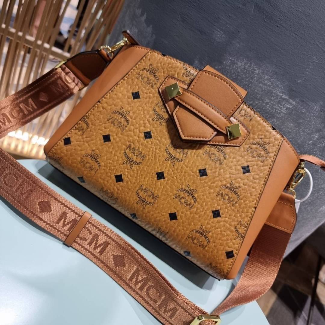 M.C.M ESSENTIAL VISETOS ORIGINAL SMALL CROSSBODY BAG กระเป๋าสะพายข้าง ขนาดกำลังดี สวยอยู่ทรง ดีไซน์เป็นเอกลักษณ์ วัสดุหนังแคนวาสสลับหนังแท้ พริ้นท์ลายเต็มใบ ดูหรูมาก!! เปิด-ปิดกระเป๋าด้วยสายคาดแม่เหล็ก และซิปรูดกันของหล่น มาพร้อมสายสะพาย crossbody ปั๊มลาย