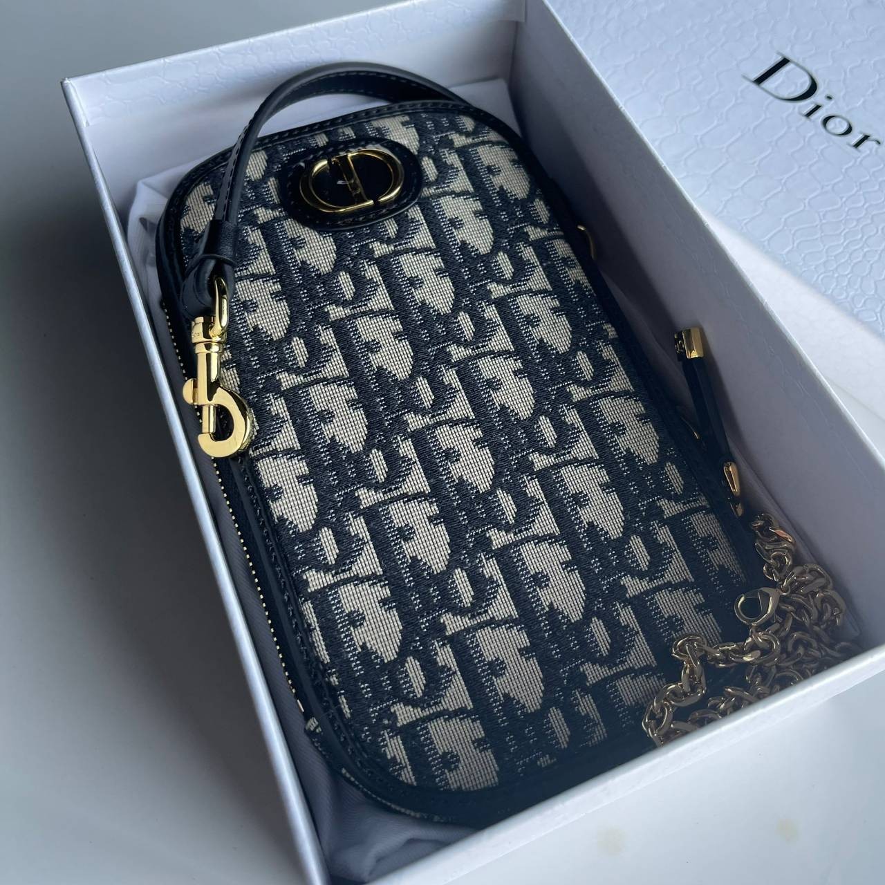 DIOR Phone Bag / DIOR 30 Montaigne Phone Holder Blue Dior Oblique Jacquard เกรดใช้งานสลับของแท้ เกรดออริจินอล กระเป๋าใส่โทรศัพท์ติดโลโก้ CD สีทองด้านหน้ากระเป๋า มีสายโซ่สีทองแบบยาวที่สามารถสะพาย crossbody ได้ และสายหนังเอามาหิ้วเก๋ๆ ก็ได้นะคะ สายทั้ง 2 สา