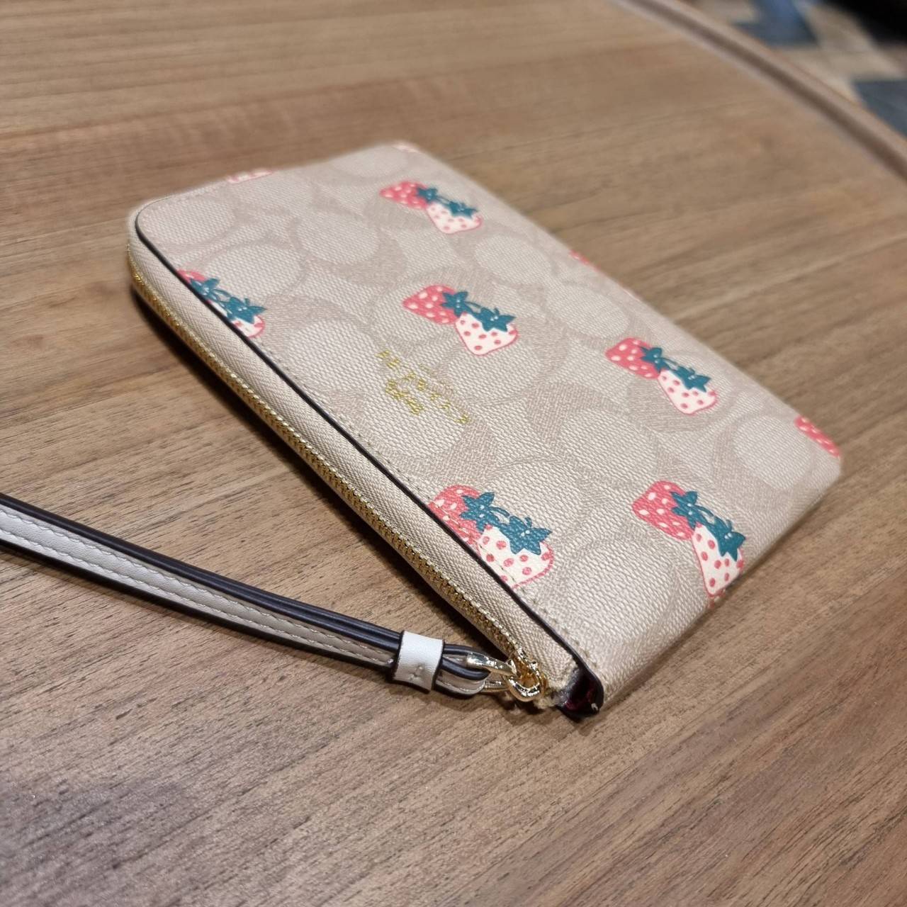 COACH 2972 CORNER ZIP WRISTLET IN SIGNATURE CANVAS WITH BUTTERFLY PRINT มาแล้วจ้า ไอเท็มสุดปัง!! ฮิตไม่เลิก!! พร้อมลวดลายสุดคิ้วท์ น่ารักน่าใช้ขึ้นไปอีก กระเป๋าคล้องมือ ขนาดเหมาะพกพา วัสดุหนังแคนวาส ภายในเป็นช่องโล่ง ใส่ธนบัตร หรือใส่บัตร ใส่เหรียญ ได้หมด