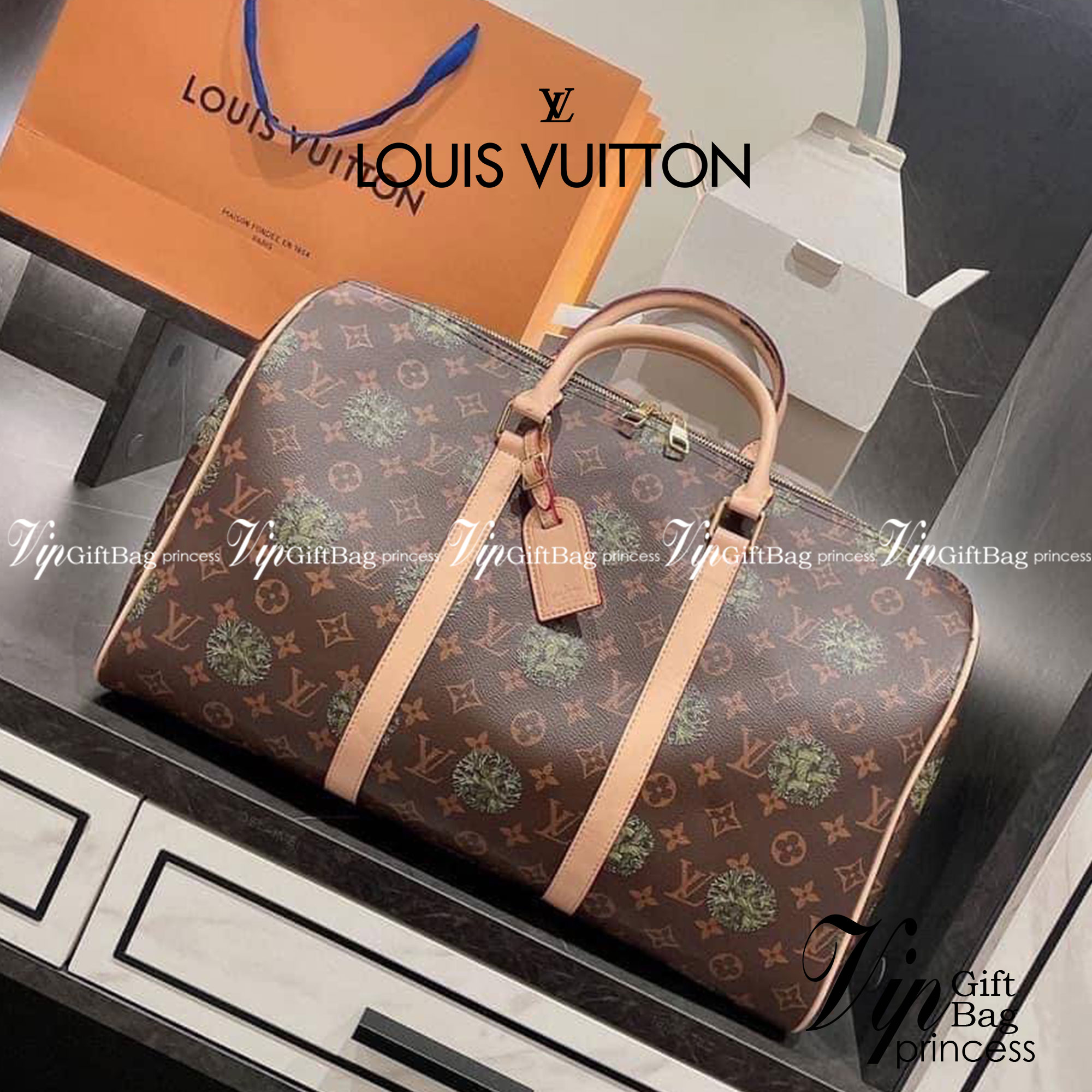 Louis Vuitton Monogram Travel Bag Luggage / LV Travel กระเป๋าเดินทาง อีกรุ่นขายดี!!! ของมันต้องมี ♡ มาใหม่ กระเป๋า TRAVEL BAG ใส่ของได้เยอะมาก ทรงสวย พิมพ์ลายชัดเจน มาพร้อมสายสะพายข้างสวยหรู ดูแพงคะ! พร้อมส่งที่ไทย