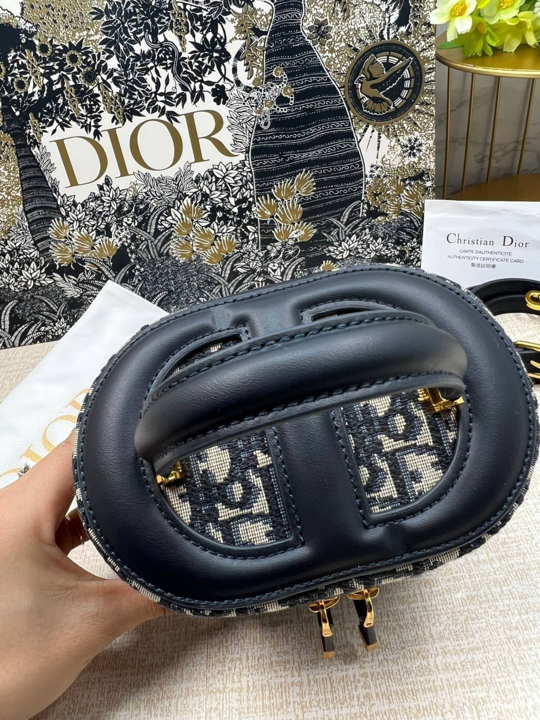Small Dior Travel Vanity Case / Dior vanity 16cm กระเป๋าทรงกล่องใบเล็กกะทัดรัด ดีไซน์สวยโดดเด่น มีหูจับในตัว ภายในเป็นช่องโล่งสำหรับจัดเก็บสิ่งของเล็กน้อย เป็นอีกหนึ่งไอเท็มที่ไม่อยากให้พลาดเลยน้า