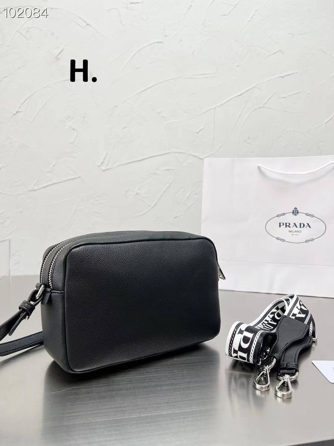 PRADA CAMERA LEATHER BAG with shoulder strap / PRADA MESSENGER BAG BLACK กระเป๋าสะพายหนัง รุ่น Unisex ใช้ได้ทั้งชายหญิง ขนาดกำลังดี ดีไซน์เรียบ แต่หรูหรา พร้อมสายสะพาย 2 เส้น ปรับระดับได้ สามารถสะพายไหล่ และครอสบอดี้