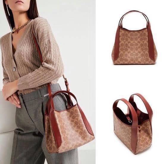 COACH 79251 HADLEY HOBO 21 IN SIGNATURE CANVAS ไอเท็มยอดนิยม คลาสสิคในทุกโอกาส กระเป๋าทรงโฮโบ ทรงสวยใช้งานได้ทุกลุค แมชท์ง่ายกับทุกสไตล์ วัสดุหนังแคนวาส ดีไซน์เอกลักษณ์ เปิด-ปิดด้วยกระดุมแม่เหล็ก มีตะขอล็อคที่ปากกระเป๋าเพื่อปรับทรงใช้งานได้ ภายในโล่งกว้าง