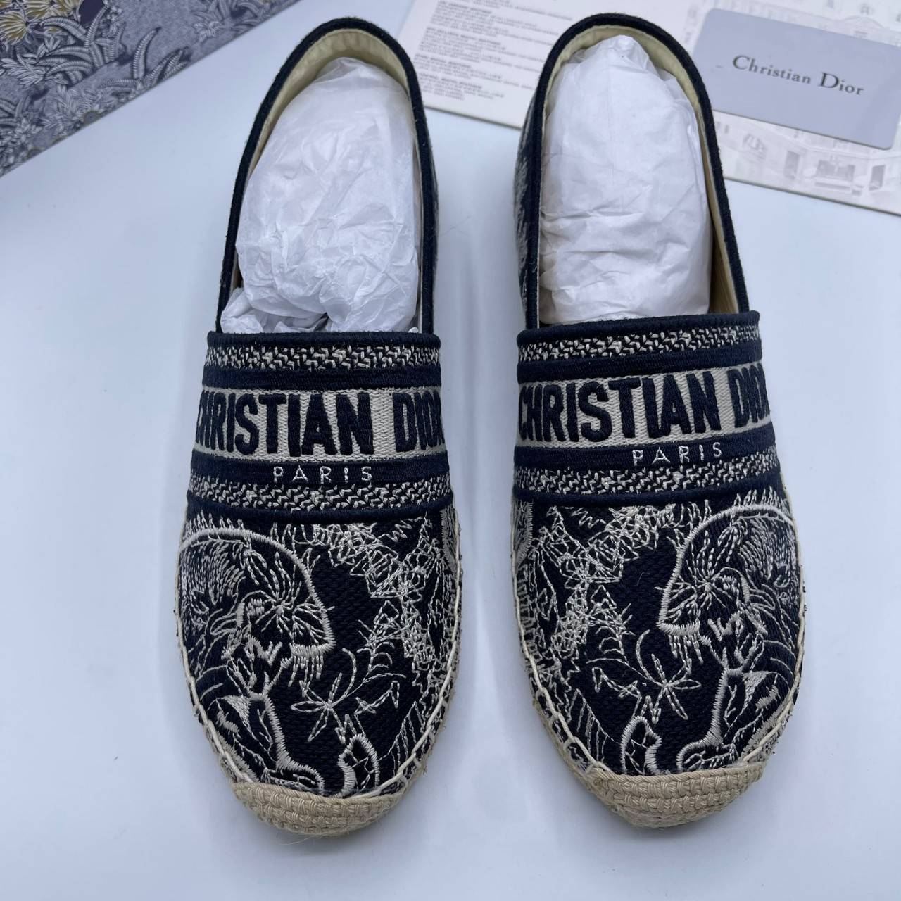 DIOR GRANVILLE ESPADRILLE SS21 Oblique Embroidered Cotton รองเท้าที่เป็นเอกลักษณ์ ที่สุดแห่งความหรูหราที่ใช้งานได้ทุกวัน ตัดเย็บจากผ้าฝ้ายปักลาย ประดับด้วยรายละเอียดสวยงาม งานเกรดออริจินอล 1:1 เหมือนที่สุด มีเลข Code ภาพสินค้าถ่ายจากงานขายจริง ไม่โป๊ะแตกแ