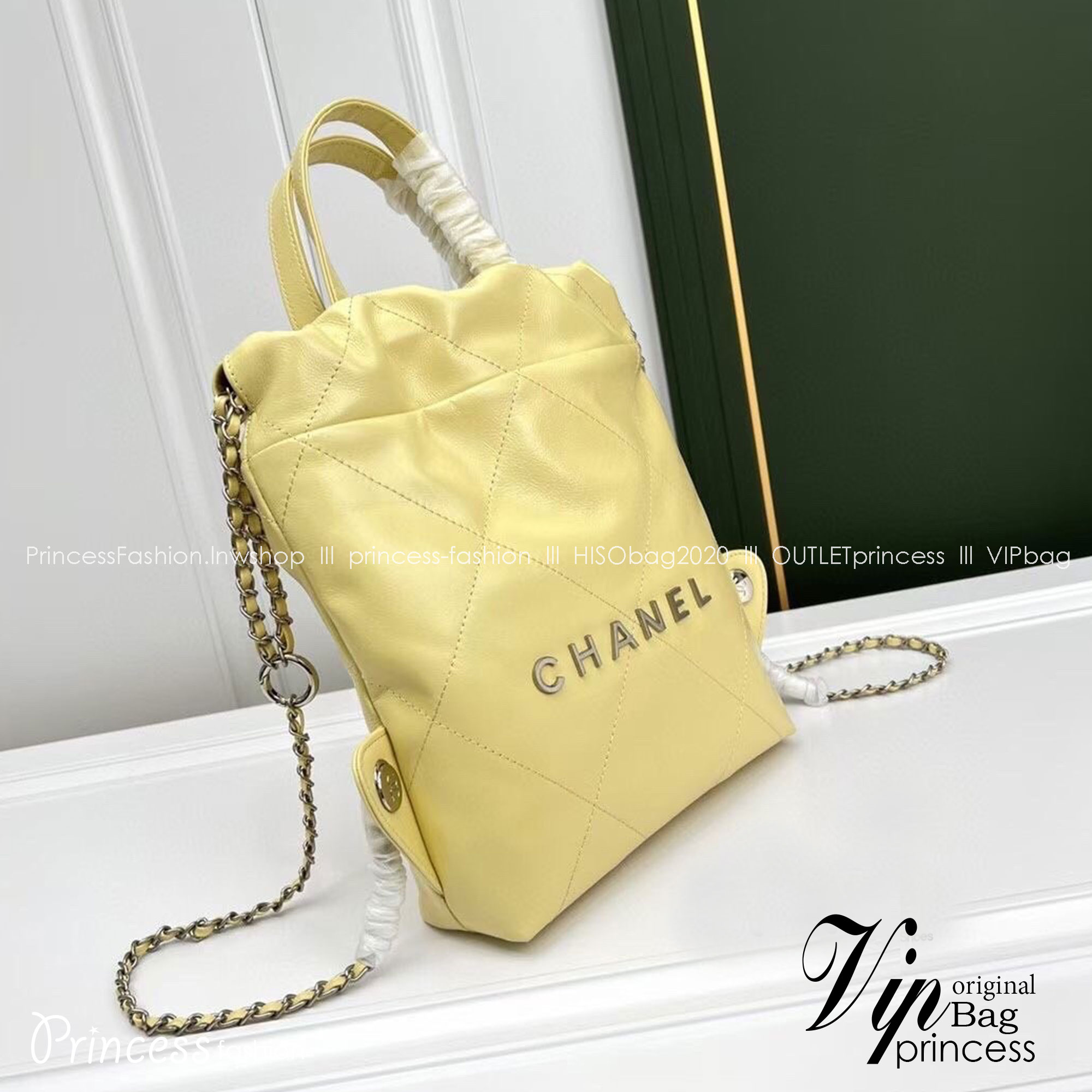 Chanel 22 backpack (small) กระเป๋าสะพายหลัง หนังเคลือบเงาและโลหะสีทองต่อยอดจากรุ่น ss22 ที่ ฮอตข้ามปีเพิ่มขนาดและหูถือยิ่งดูดีไปมากค่ะ