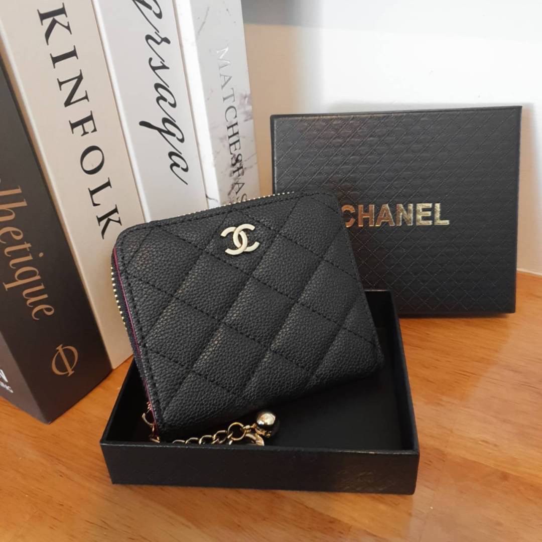 CHANEL SMALL ZIP WALLET พร้อมส่งที่ไทยแล้วค่ะ♡♡ กับ กระเป๋าสตางค์ใบสั้นรุ่นพับ แนะนำรุ่นนี้คะ งานพรีเมี่ยมกิ้ฟท์จากเค้าเตอร์ต่างประเทศ **ทรงมินิน่ารักกก หนังสัมผัสลายคาเวียร์ด้าน จากแบรนด์ CHANEL (GWP) ด้านหน้ามีโลโก้แบรนด์ CC สีทองหรู **อะไ