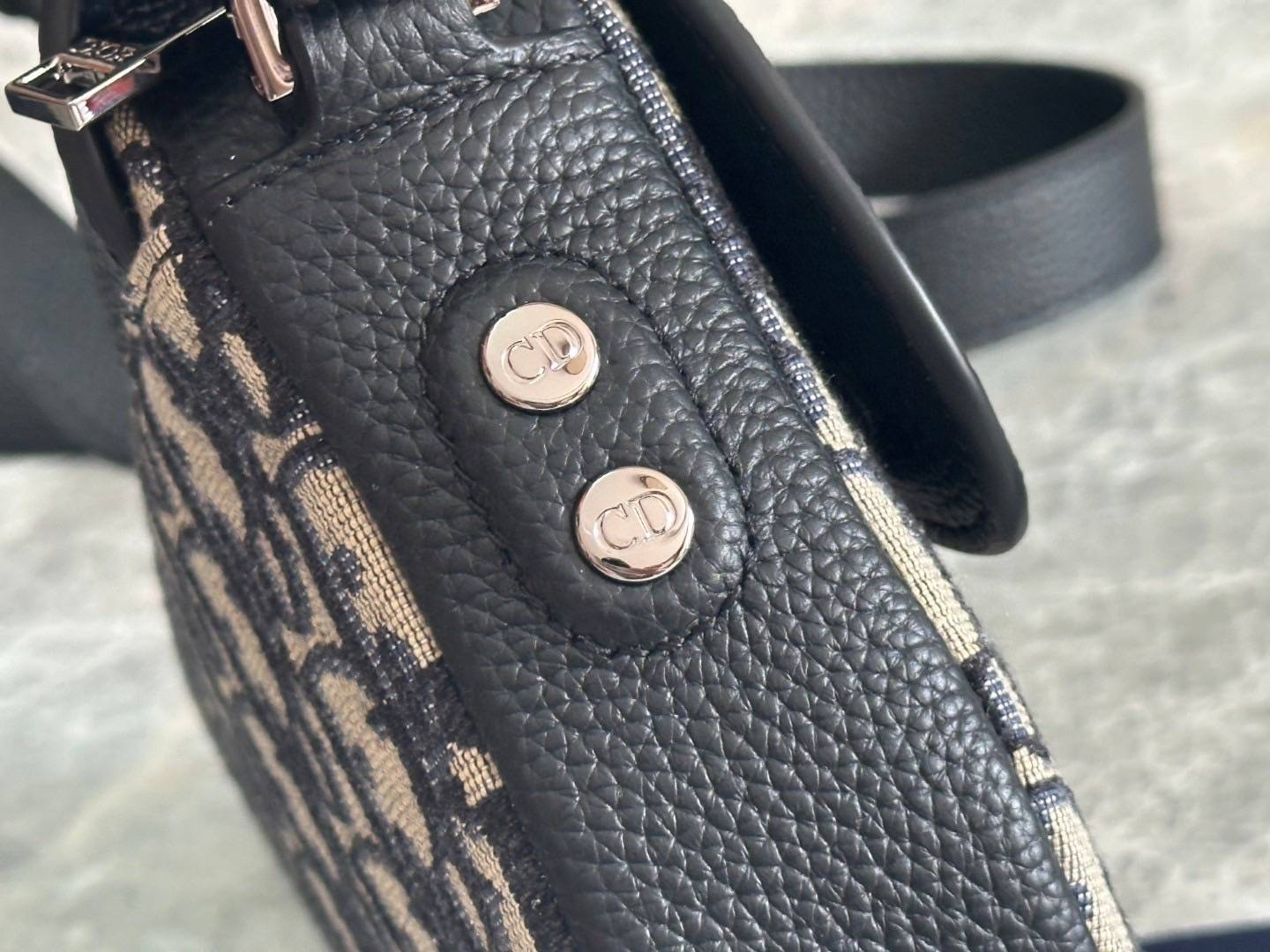 TOP ORI หนังแท้ | DIOR Mini Saddle Oblique jacquard Bag กระเป๋าสะพาย/คาดอกดีไซน์ไอคอนิกด้วยรูปทรงที่ทันสมัย รังสรรค์ขึ้นจากผ้าแจ็กการ์ดลาย สีเบจและสีดำ โดดเด่นด้วยฝาพับแม่เหล็กที่ทำจากหนังแท้ลายเกรนสีดํา เอกลักษณ์ของความหรู ไฮคลาสอย่างลงตัว