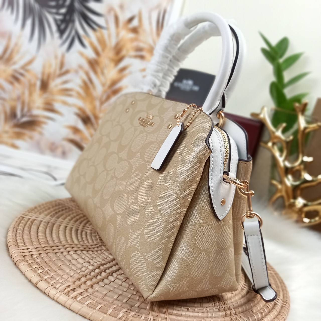 หัวใจจะวาย!! ละมุนมาก ลุคคุณหนูสุดๆ COACH MINI LILLIE CARRYALL (COACH F91494)🌺 ใช้ดีจนต้องบอกต่อ อีกแล้วจ้า ใครๆก็ถามหา😍>>>ทรงถัง รุ่นใหม่ 10 นิ้ว ขนาดกำลังดี เหมาะมือมาก มี 3 ช่องด้านใน ช่องกลาง เปิด-ปิด ด้วยซิป ส่วน 2 ช่องด้านข้