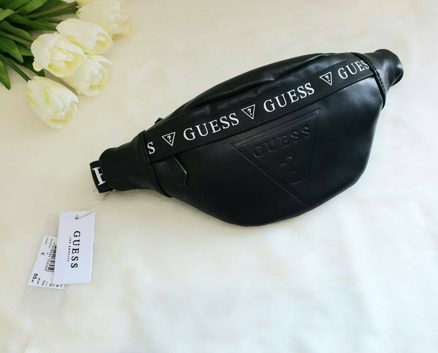 GUESS GESABEL GYM FANNY PACK กระเป๋าหนังคาดเอว/อก ด้านหน้าปั๊มโลโก้แบรนด์ทรงสามเหลี่ยม ตัวกระเป๋าเปิดปิดด้วยซิปใช้งานง่าย มี 2 ช่องซิป มีลูกเล่นซ่อนซิปหน้าคาดปิดด้วยสายพิมพ์โลโก้ ภายในกระเป๋าโล่งกว้าง สามารถใส่มือถือได้ทุกรุ่น จุของได้เยอะ รับรองถูกใจสาวๆ