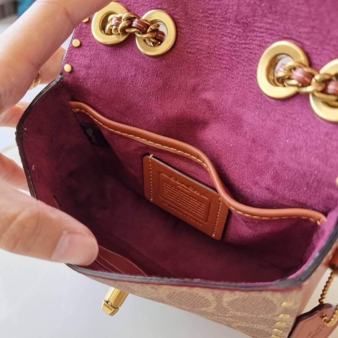 COACH C2462 MADISON SHOULDER BAG 16 IN SIGNATURE CANVAS WITH RIVETS (B4NQ4) กระเป๋าสะพายข้าง ไซส์กะทัดรัด พกพาง่าย น้ำหนักเบา ดีไซน์สวย โดดเด่นด้วยตัวล็อครูปดอกไม้ สีสันตกแต่งตัดกันกับลายซีอย่างลงตัว วัสดุหนังแคนวาสเคลือบลาย ภายในแบ่งสัดส่วนให้อย่างดี มาพ