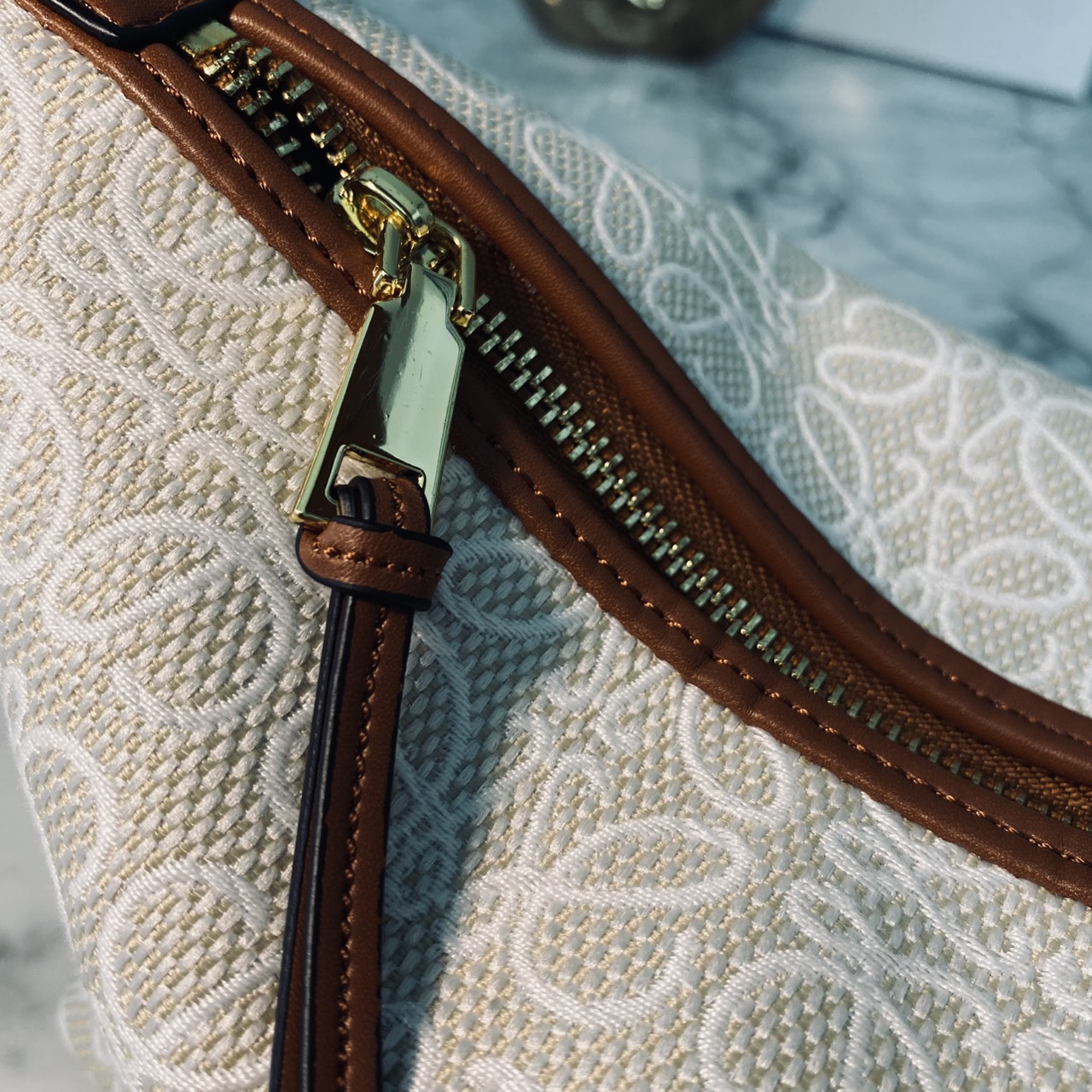 LOEWE Cubi Small Logo Canvas Top Handle Bag กระเป๋าทรงสวยดีไซน์ยอดฮิตประจำปีเลย! ปักโลโก้แบรนด์บนผ้าทั้งใบเป็นเอกลักษณ์ หูจับปรับได้ สวยหรูวินเทจ