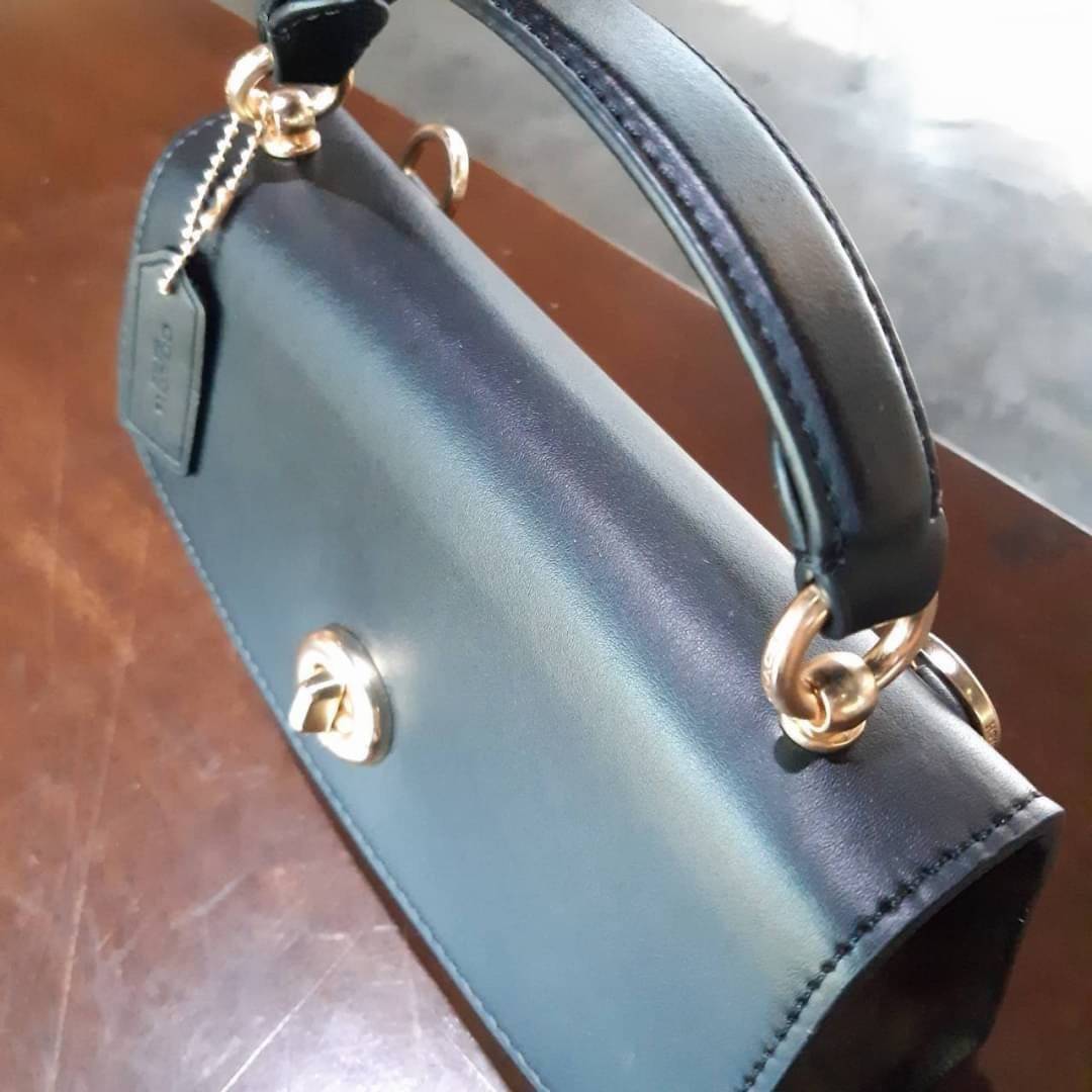 COACH TILLY SATCHEL 23 IN SIGNATURE CANVAS ((C1802//C1439/C1435)) กระเป๋า crossbody สวยหรู ขนาดใหม่ พร้อมสีมาใหม่!! ดีไซน์ย้อนยุค วัสดุหนังแคนวาสเคลือบลายสลับหนังแท้ มาพร้อมหูจับในตัว และสาย crossbody ปรับได้ตามตัว เปิด-ปิดด้วยตัวบิดล็อค ภายในโล่ง บุกำมะห