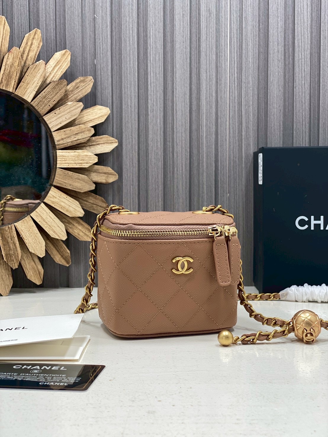 ORI หนังแท้ | Chanel Small Vanity with Chain กระเป๋าสะพายทรงวานิตี้ใบเล็กน่ารัก ดีไซน์เรียบหรู ใส่เครื่องสำอางค์หรือของใช้จุกจิกได้ น่ารักน่าใช้ สวยหรูดูแพง ลุคคุณหนูสายคิ้วควรมีค่า