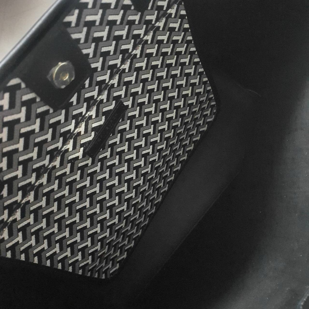 TORY BURCH T LINK TOTE BAG กระเป๋าสะพายไหล่ทรงช้อปปิ้ง ทรงคลาสสิค ฮิตตลอดกาล ทรงสวยขนาดกำลังดี ตัวกระเป๋า วัสดุหนัง PU ด้านหน้าติดโลโก้แบรนด์มาพร้อมที่คล้องกุญแจ ตัดแถบเส้นลายกราฟฟิค เปิดปิดด้วยกระดุมแม่เหล็ก ภายในมีช่องแยกลายแบรนด์สวยงาม โล่งกว้าง ภายในบ