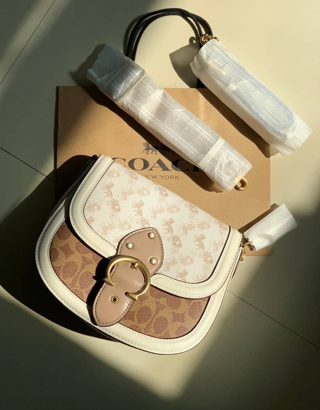 สวย หรู แถมสุดคุ้มกันเลยจร้าา💋 COACH BEAT SADDLE BAG ((C3837//C0749)) พร้อมส่งที่ไทยอีกครั้ง ห้ามพลาดค่าา!! กระเป๋าสะพายครอสบอดี้ร์ วัสดุหนังแท้ชั้นดีที่สุด! หนังสวย บวกกับอะไหล่แบรนด์ที่ดูเด่นคลาสสิคตรงด้านหน้าค่ะ เปิดปิดกระเป๋าแบบกดล็อค ภายในสาม