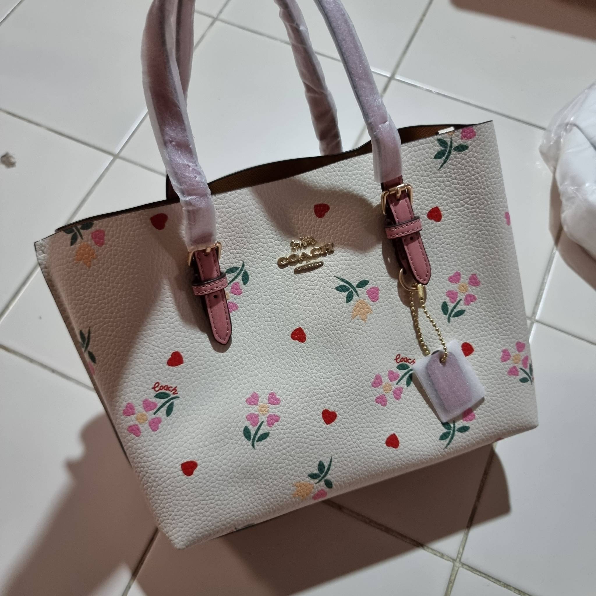 COACH C4084 MOLLIE TOTE 25 WITH HEART FLORAL ดีไซน์ใหม่ล่าสุด กระเป๋าโท้ทไซส์เล็กที่สาวๆต่างก็ต้องปักใจรัก รอบนี้น้องถูกเติมแต่งลวดลายดอกไม้ เพิ่มดีเทลความน่าใช้ไปอีก วัสดุหนัง pepble เรียบหรูดูดีม้าก!! ภายในโล่งกว้าง มีช่องซิปกลางใส่ของได้ ขนาดกำลังดีแบบ