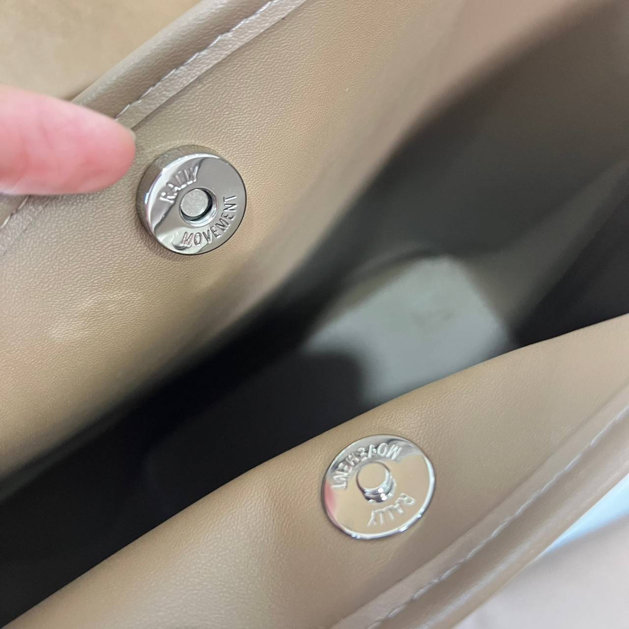 Rally The Bag Whisper กระเป๋าทรงบัคเก็ตงานหนังรุ่นใหม่ ฮอทติดลมบน มาแรงสะพายกันทั่วบ้านทั่วเมือง สายแบกสายขนห้ามพลาดจุของได้เยอะ รุ่นหนังผิวสัมผัสนิ่มมือ ทนทาน