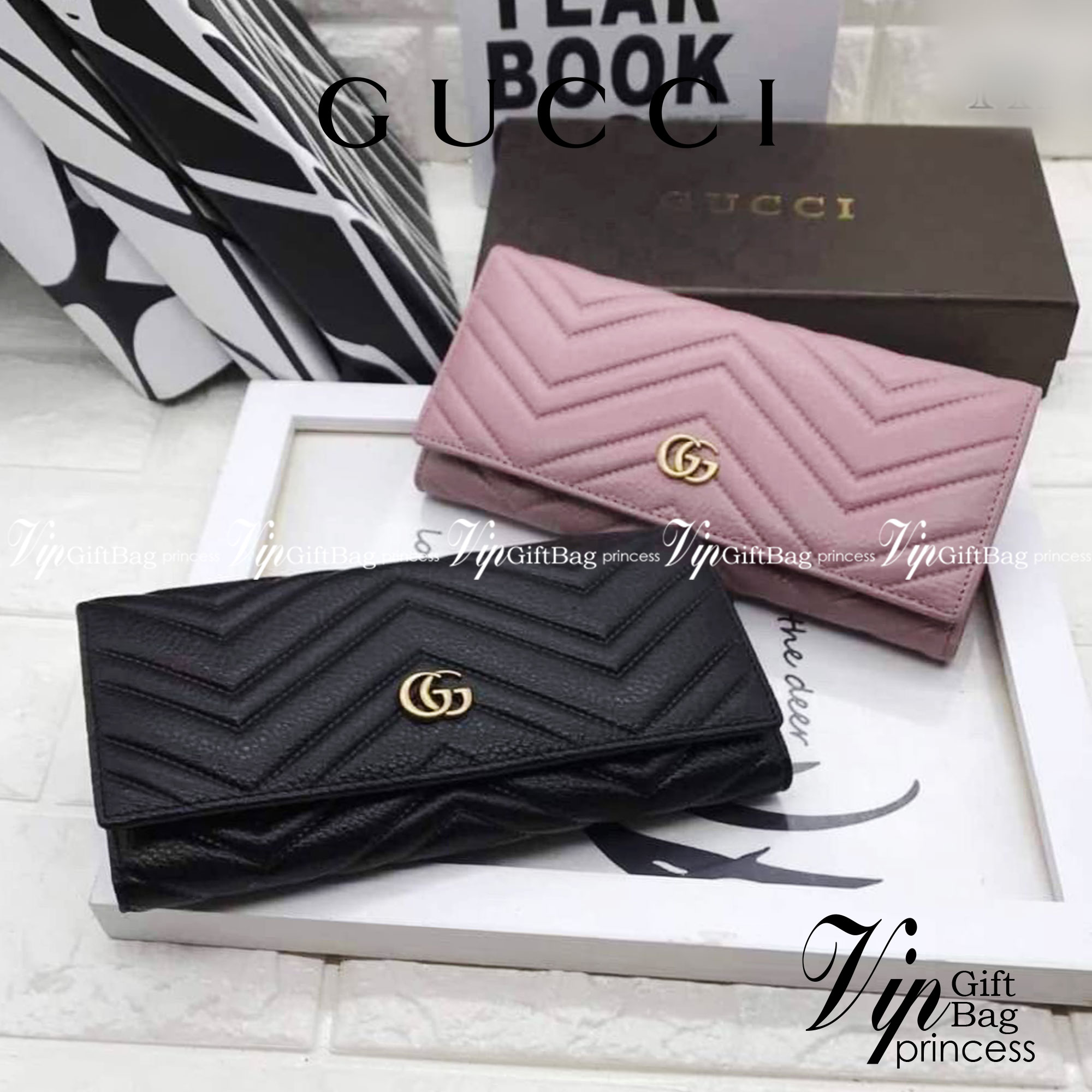 GUCCI LONG WALLET / GUCCI WALLET กระเป๋าสตางค์ใบยาว งานหนังแท้ ผสมผสานความสง่างามและคลาสสิกที่เข้ากับยุคสมัย ด้านหน้าโดดเด่นด้วยซิกเนเจอร์แบรนด์ เป็นอีกหนึ่งรุ่นที่ดาราเชเลปใช้กันเยอะมาก พร้อมส่งที่ไทย ภาพสินค้าถ่ายจากงานขายจริง ใช้งานต่างประเทศได้ค่ะ