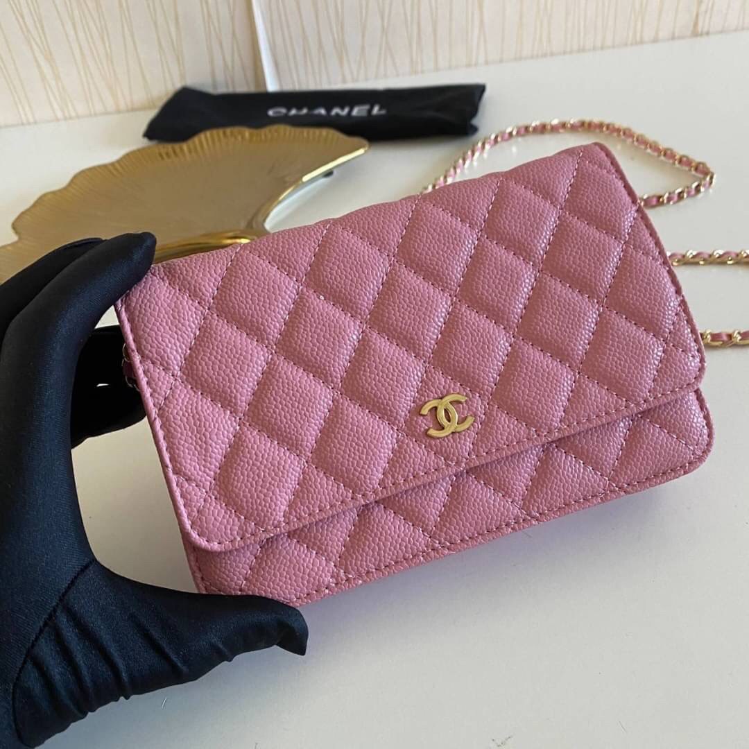 หนังแท้ VIP GIFT CHANEL CLASSIC CROSSBODY CHAIN IN PASSTEL BAG ทำไมน่ารักขนาดนี้ ^^ สีโทนพาสเทลละมุนมากค่ะ งานหายาก สายคิ้วห้ามพลาดเลยน้าาา วัสดุหนังลายคาเวียร์ อยู่ทรงคุณภาพดีตามแบบฉบับของแบรนด์ ขนาดกำลังดี น้ำหนักเบา ด้านหน้ามีโลโก้แบรนด์อะไหล่หรู มีช่อ