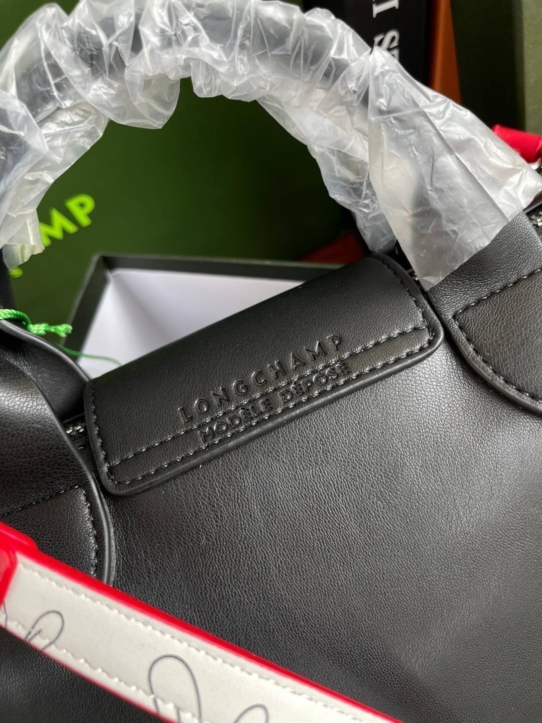 Longchamp year of the Ox Capsule / Longchamp Year of OX LE PLIAGE CUIR TOP HANDLE BAG XS ต้อนรับปีวัวด้วยคอลเล็คชั่นพิเศษ วัสดุหนังเมทิส (Metis) หรือหนังแกะเนื้อนุ่มมาพร้อมหูจับขนาดสั้นเหมาะถนัดมือ