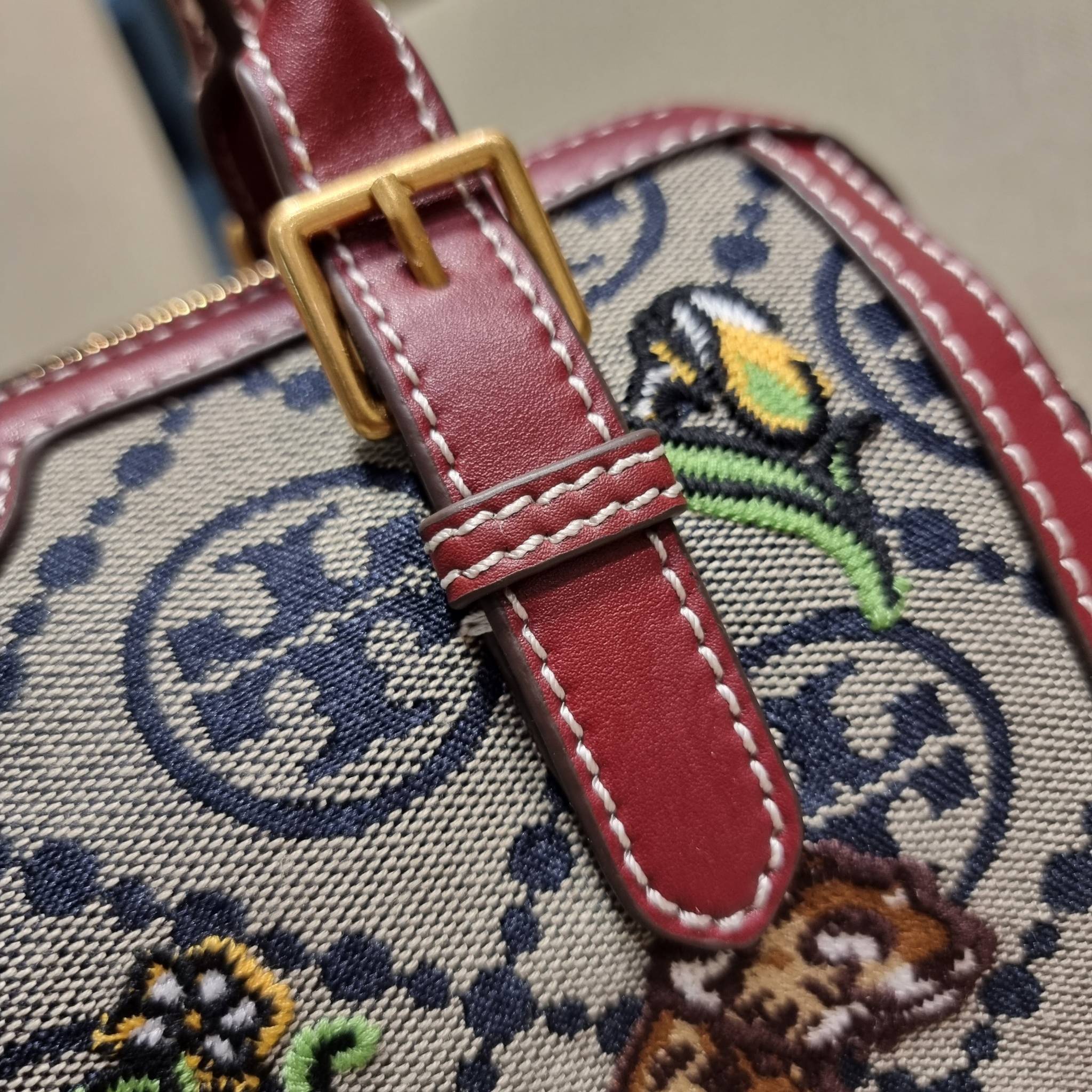 TORY BURCH T MONOGRAM JACQUARD EMBROIDERED DUFFLE คอลใหม่ล่าสุด สวยพร้อมเสิร์ฟแบบไม่ต้องรอพรีฯ ลายโมโนแกรมสุดคลาสสิคที่ถูกดีไซน์รังสรรค์ด้วยงานปักสุดชิค น่าใช้ใจฟูแค่แรกเห็น!! วัสดุ jacquard woven สลับหนังแท้ หูจับในตัว และพร้อมไปเลยกับสายสะพายข้าง ที่จะถ