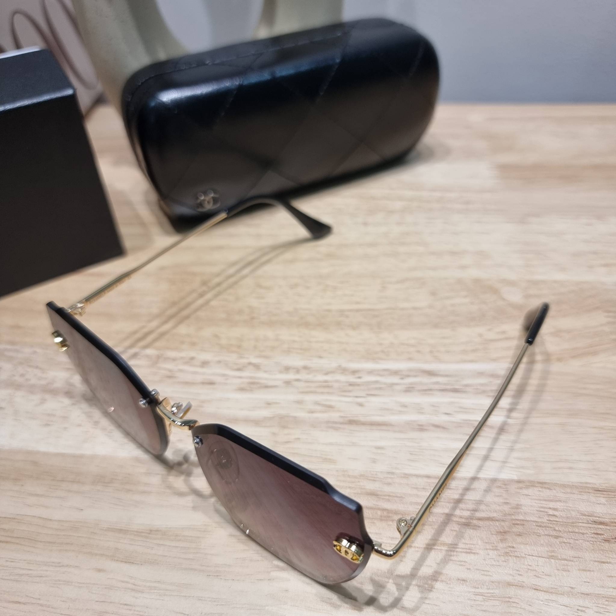 Chanel Sunglasses UV protection gift Box set สุดคุ้ม มาพร้อมอุปกรณ์ครบเซ็ท ดีไซน์ชิคมากแม่!! รับรองไม่ซ้ำใคร ใส่เสริมโหงวเฮ้ง ดูผู้ดี มีพกติดตัวไว้ไม่ตกเทรนด์ ใช้ได้ทุกโอกาส